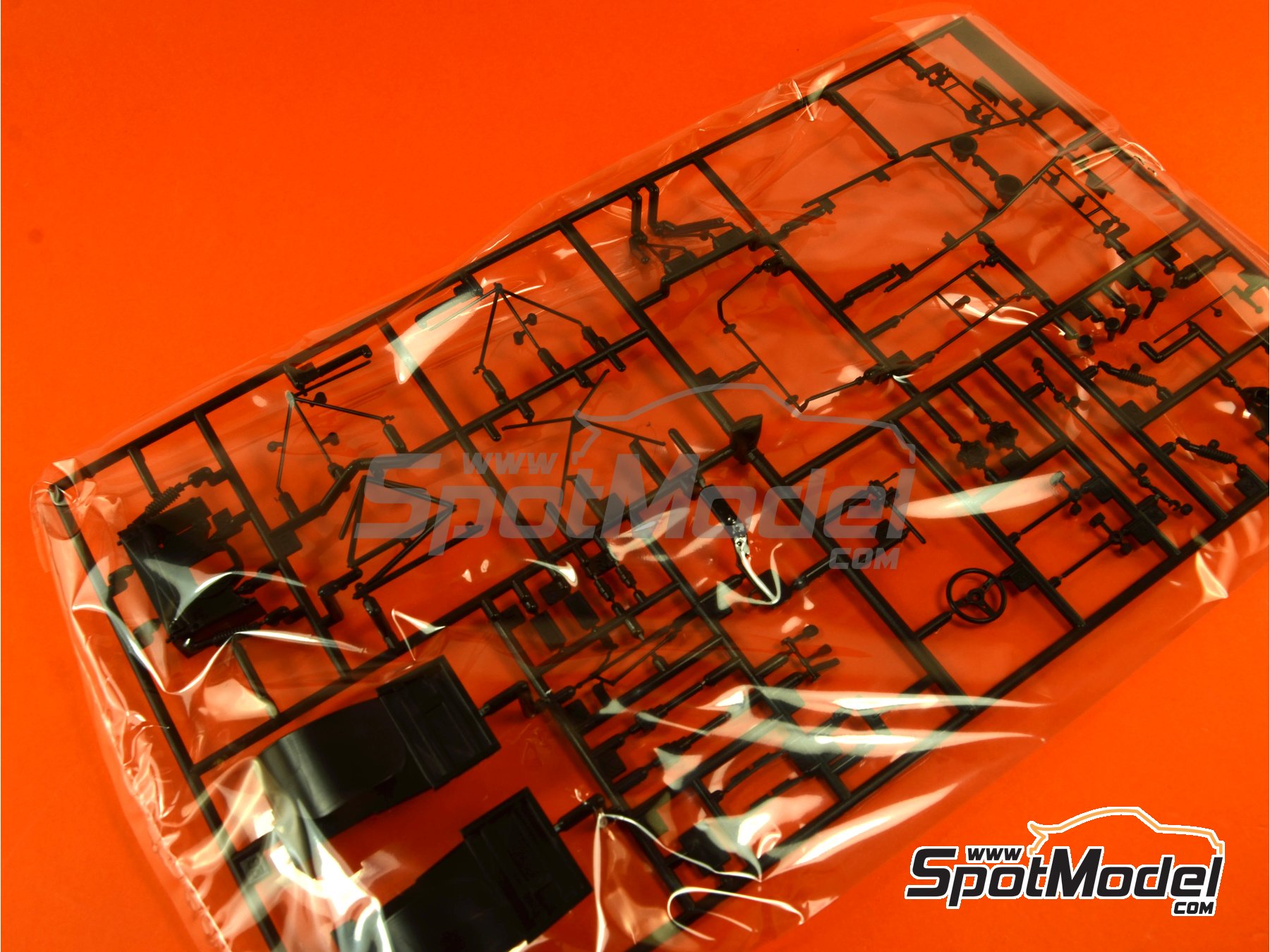 Image 5: Porsche 917K Martini Racing Team - 24 Hours Le Mans 1971 | Car scale model kit in 1/24 scale manufactured by Fujimi (ref. FJ126142, also 4968728126142, 126142, 12614 and RS-88)