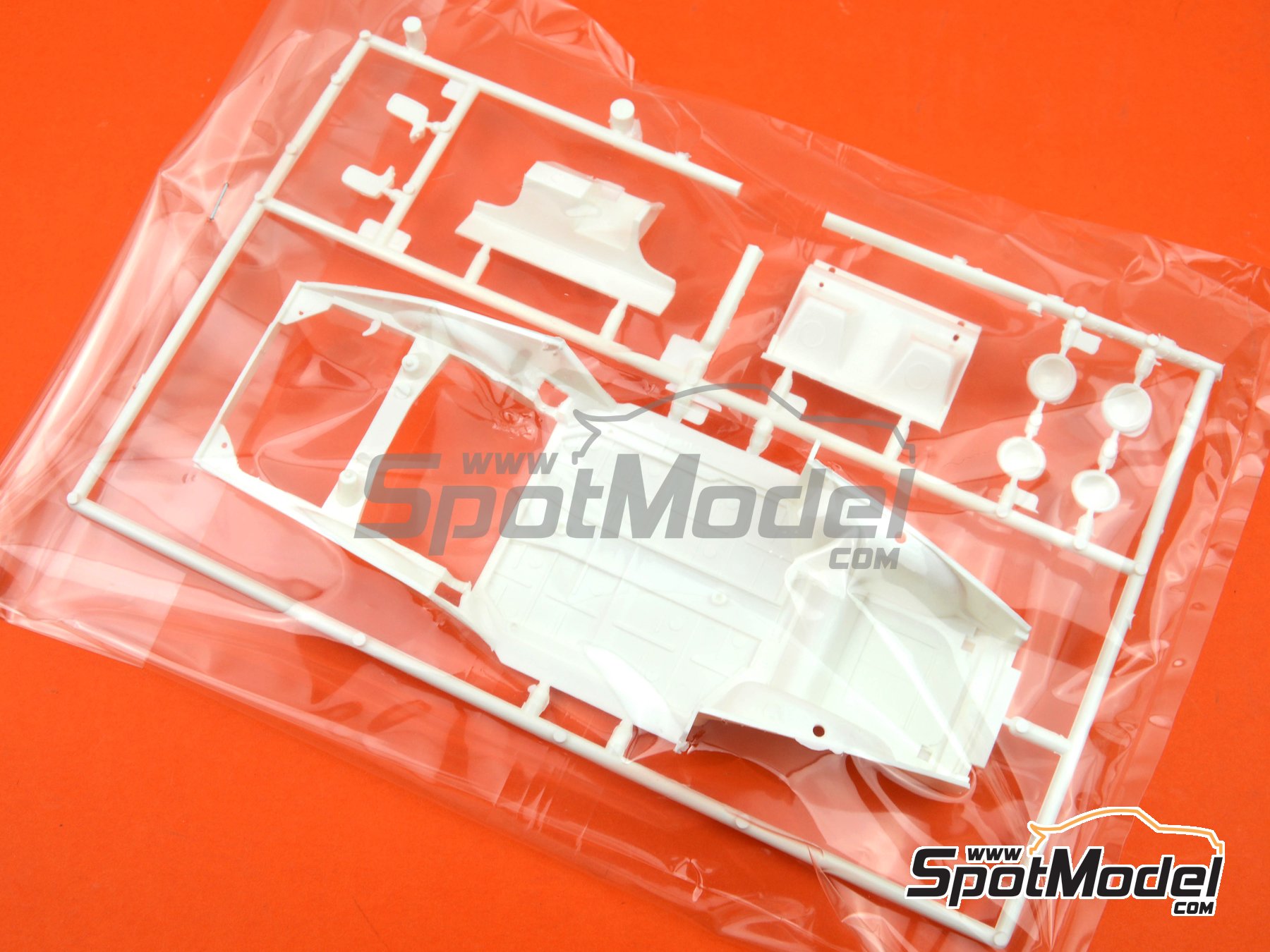 Image 4: Porsche 911 R Coupe -  1967 | Car scale model kit in 1/24 scale manufactured by Fujimi (ref.&nbsp;FJ127033, also 4968728127033, 12703 and RS-121)