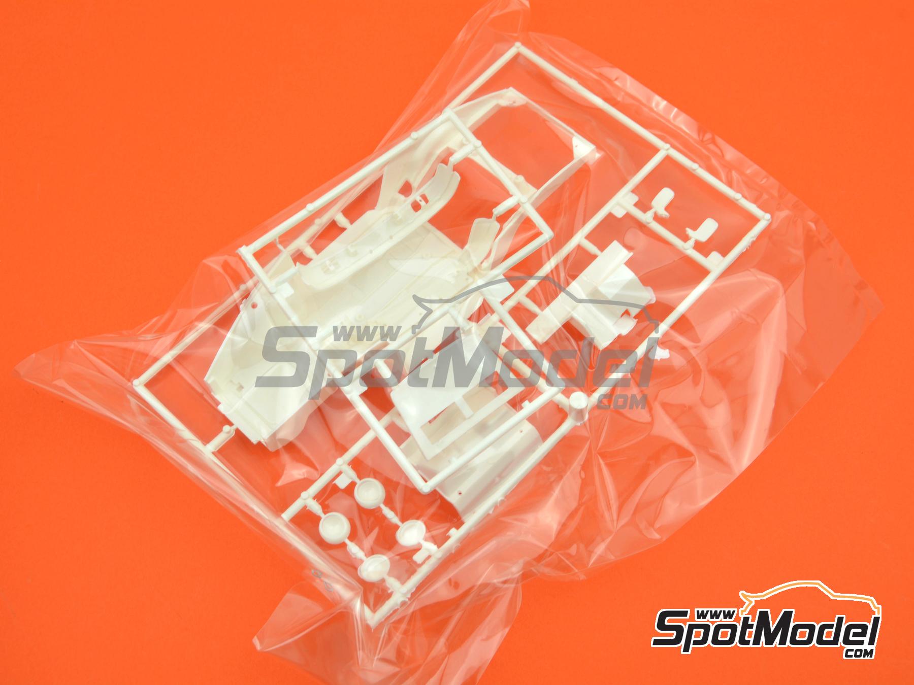 Image 6: Porsche 911 S Coupe -  1969 | Maqueta de coche en escala&nbsp;1/24 fabricado por Fujimi (ref.&nbsp;FJ127040, tambien 4968728127040, 127040 y 12704)