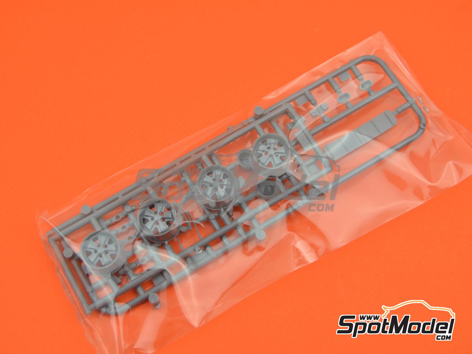 Image 9: Porsche 911 S Coupe -  1969 | Maqueta de coche en escala&nbsp;1/24 fabricado por Fujimi (ref.&nbsp;FJ127040, tambien 4968728127040, 127040 y 12704)