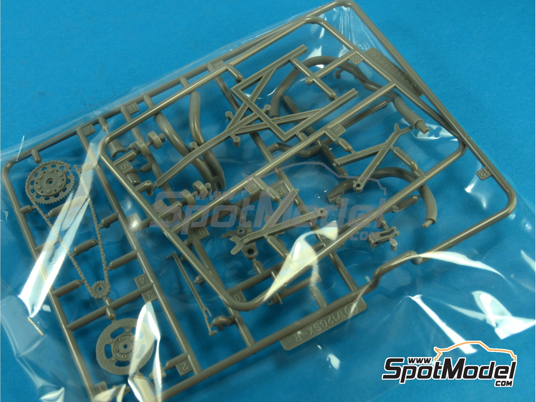 Image 4: Yoshimura Suzuki GSX-R750 sponsored by Motul - 8 Hours Suzuka Endurance Race 1986 | Motorbike scale model kit in 1/12 scale manufactured by Fujimi (ref.&nbsp;FJ141268, also 4968728141268, 141268 and 14126)