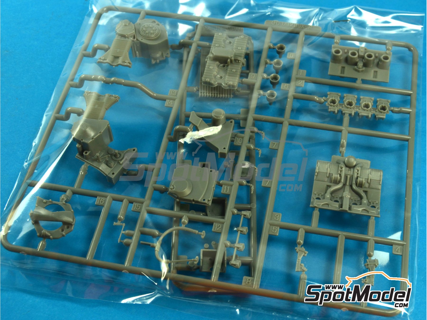 Image 6: Yoshimura Suzuki GSX-R750 sponsored by Motul - 8 Hours Suzuka Endurance Race 1986 | Motorbike scale model kit in 1/12 scale manufactured by Fujimi (ref.&nbsp;FJ141268, also 4968728141268, 141268 and 14126)