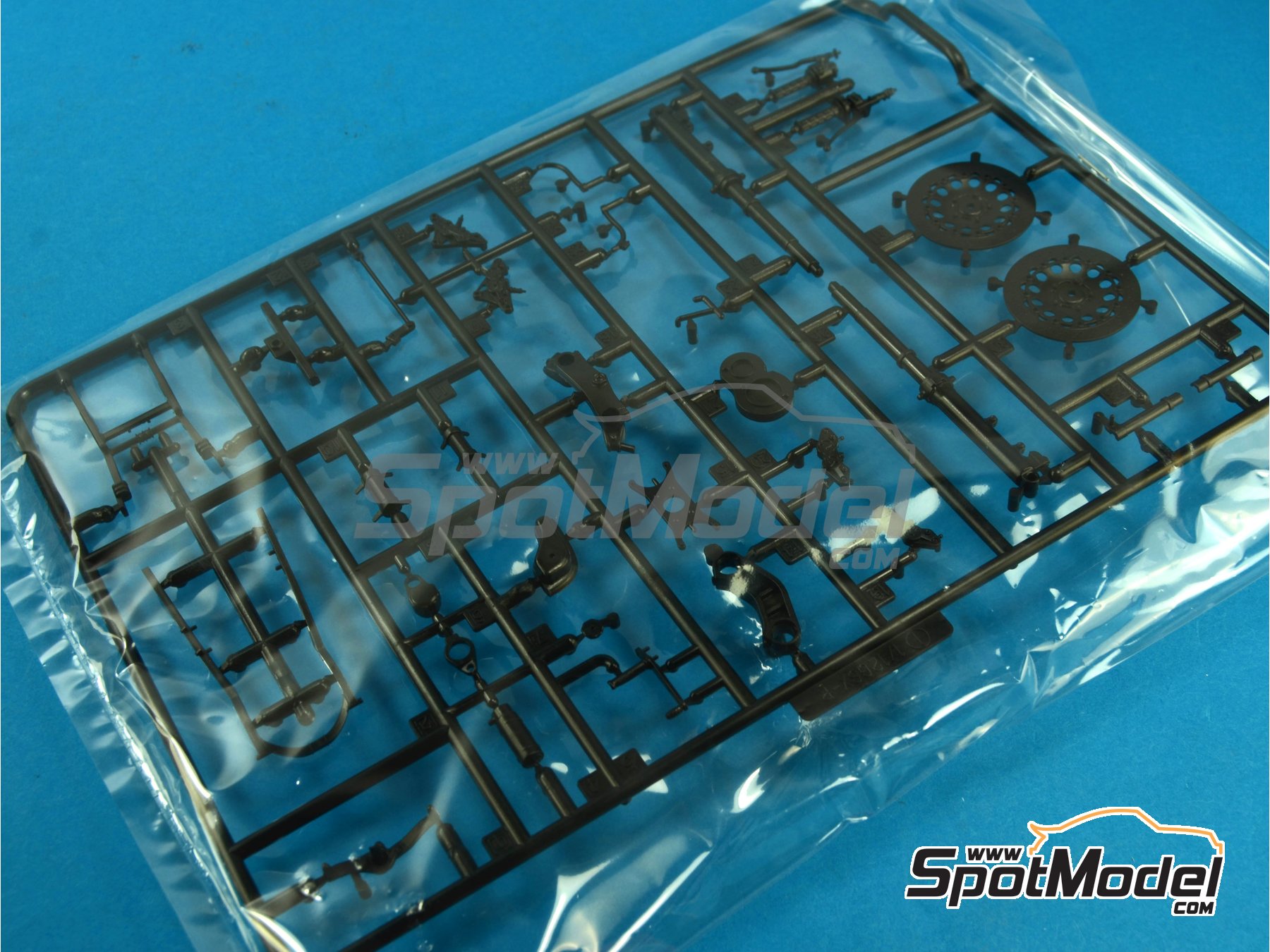 Image 9: Yoshimura Suzuki GSX-R750 sponsored by Motul - 8 Hours Suzuka Endurance Race 1986 | Motorbike scale model kit in 1/12 scale manufactured by Fujimi (ref.&nbsp;FJ141268, also 4968728141268, 141268 and 14126)