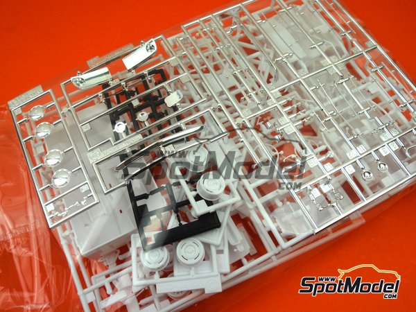 Image 4: BMW 2002 tii - Montecarlo Rally - Rallye Automobile de Monte-Carlo 1969 | Model car kit in 1/24 scale manufactured by Hasegawa (ref.&nbsp;20332)