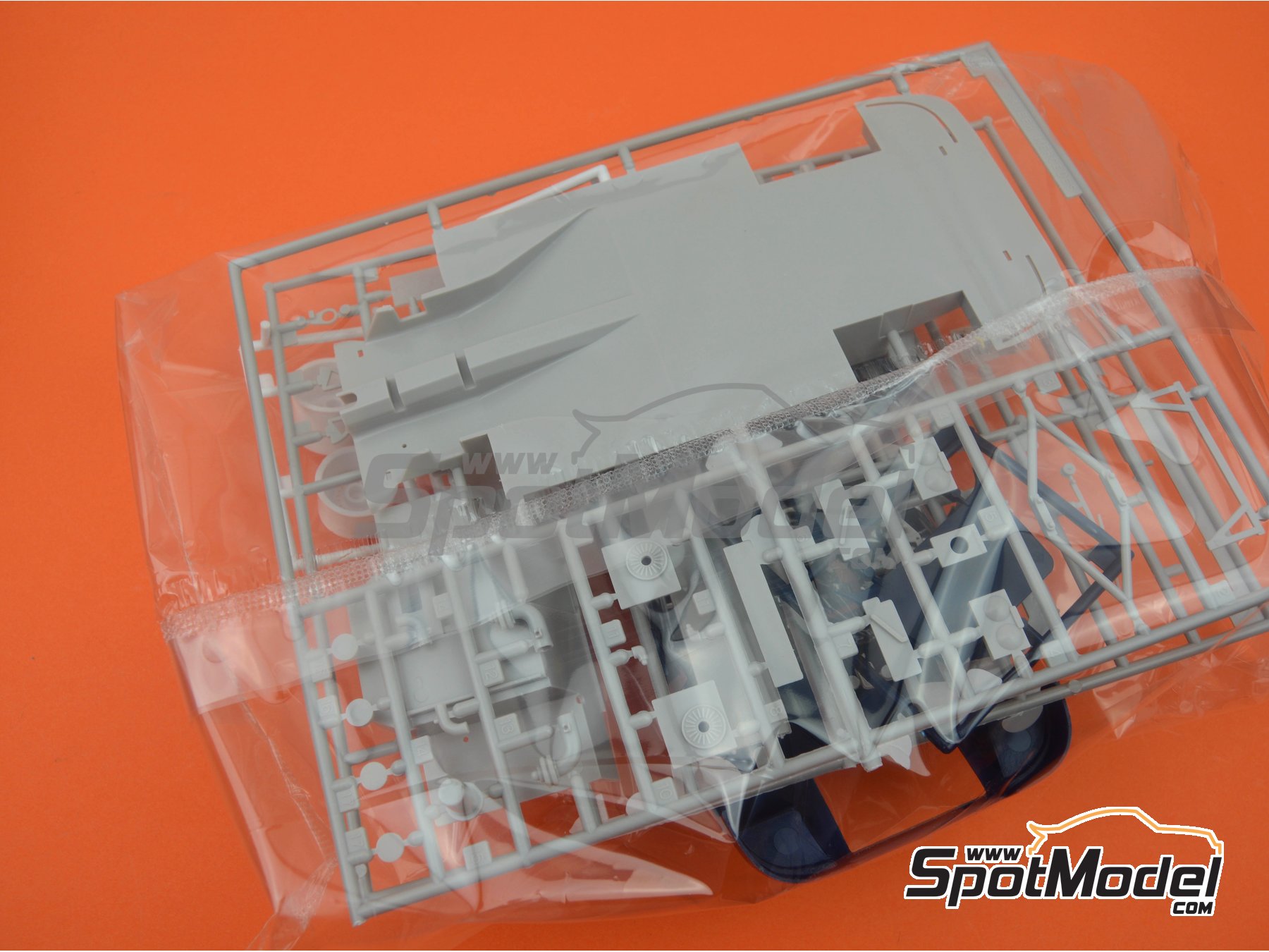 Image 6: Sauber Mercedes C9 Equipo Kouros Racing - Campeonato del Mundo de Sports Prototipos (WSPC) 1987 | Maqueta de coche en escala&nbsp;1/24 fabricado por Hasegawa (ref.&nbsp;20753, tambien 4967834207530)