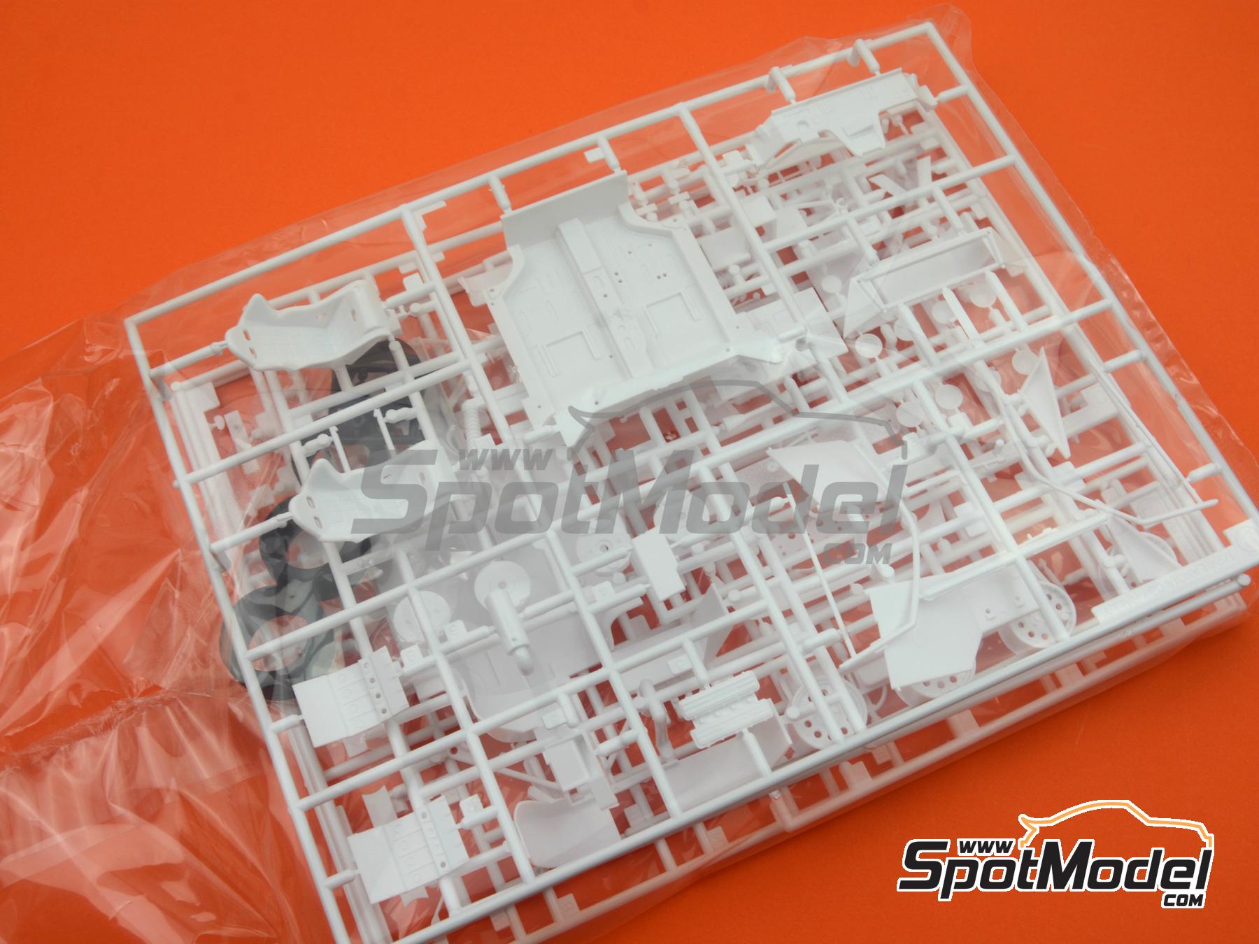 Image 4: Lancia 037 Rally Equipo Bendix Ibérica patrocinado por Seven Up - Rally Cataluña 1986 | Maqueta de coche en escala 1/24 fabricado por Hasegawa (ref. 20566, tambien 4967834205666)