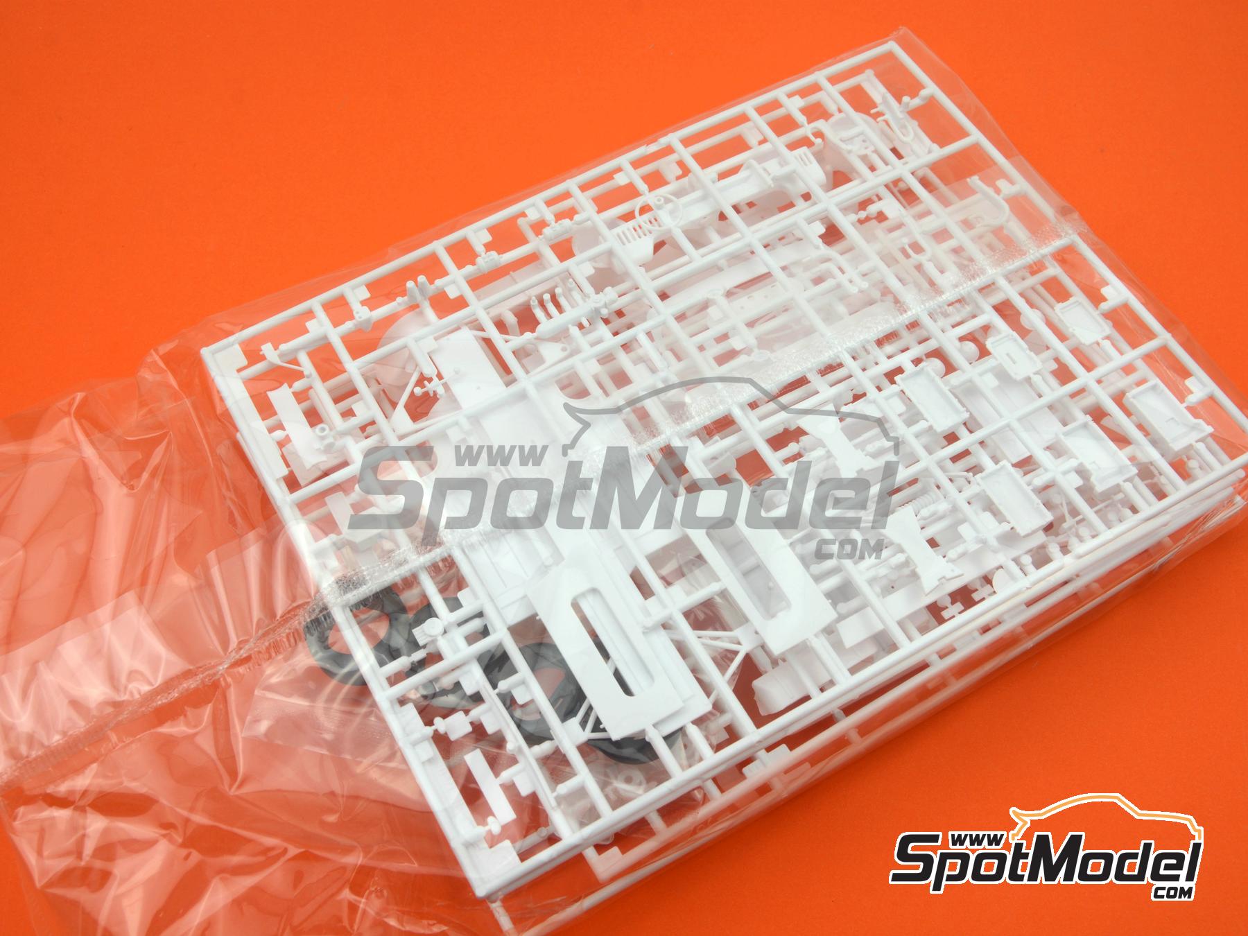 Image 5: Lancia 037 Rally Equipo Bendix Ibérica patrocinado por Seven Up - Rally Cataluña 1986 | Maqueta de coche en escala 1/24 fabricado por Hasegawa (ref. 20566, tambien 4967834205666)