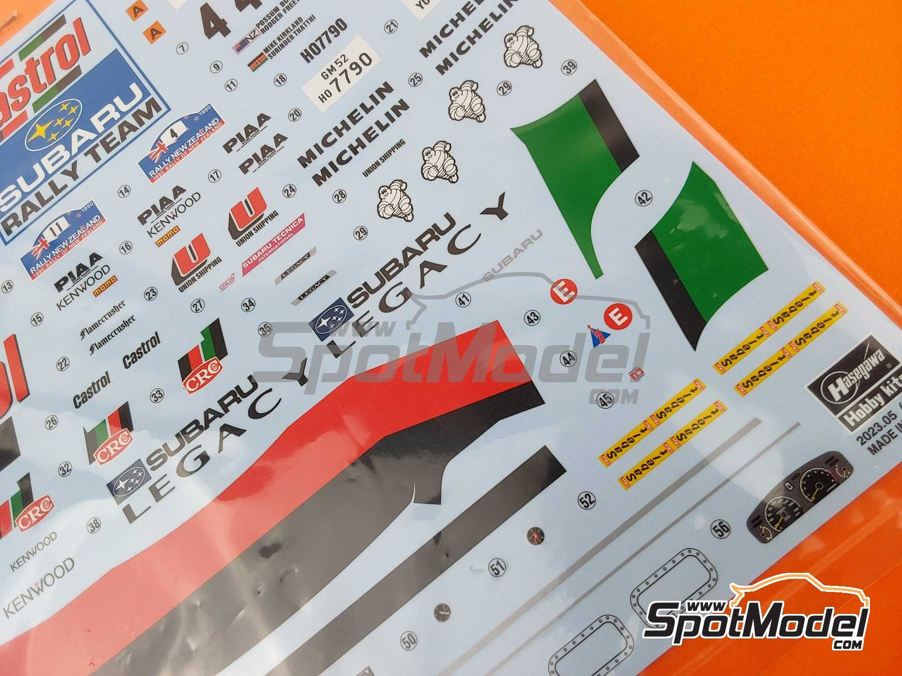 Image 9: Subaru Legacy RS Subaru Technica International Team sponsored by Castrol - New Zealand Rally 1990 | Car scale model kit in 1/24 scale manufactured by Hasegawa (ref.&nbsp;20636, also 4967834206366)
