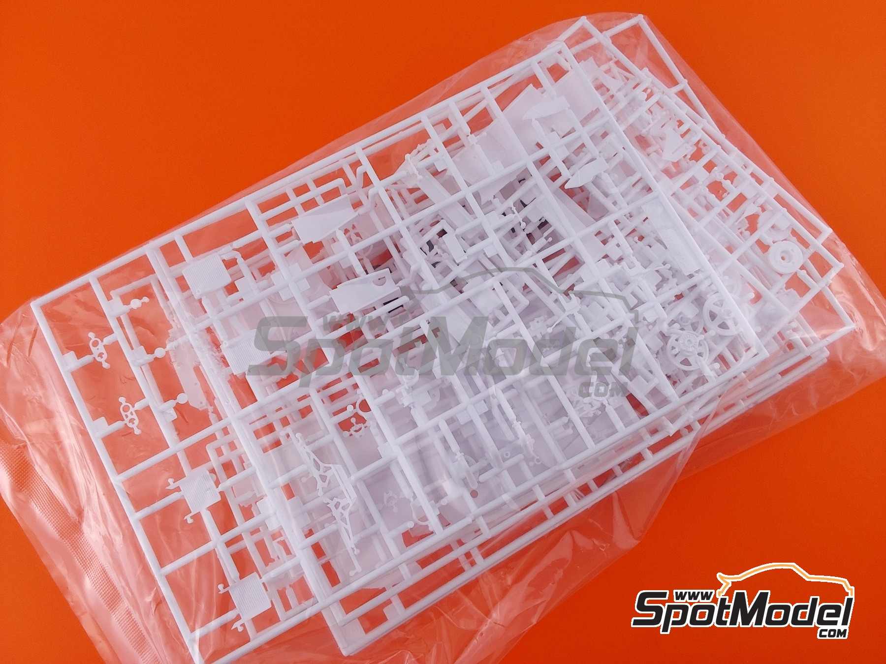 Image 19: Toyota 92C-V Toyota Sard Team sponsored by Kitz - 24 Hours Le Mans 1992 | Car scale model kit in 1/24 scale manufactured by Hasegawa (ref.&nbsp;20706, also 4967834207066)