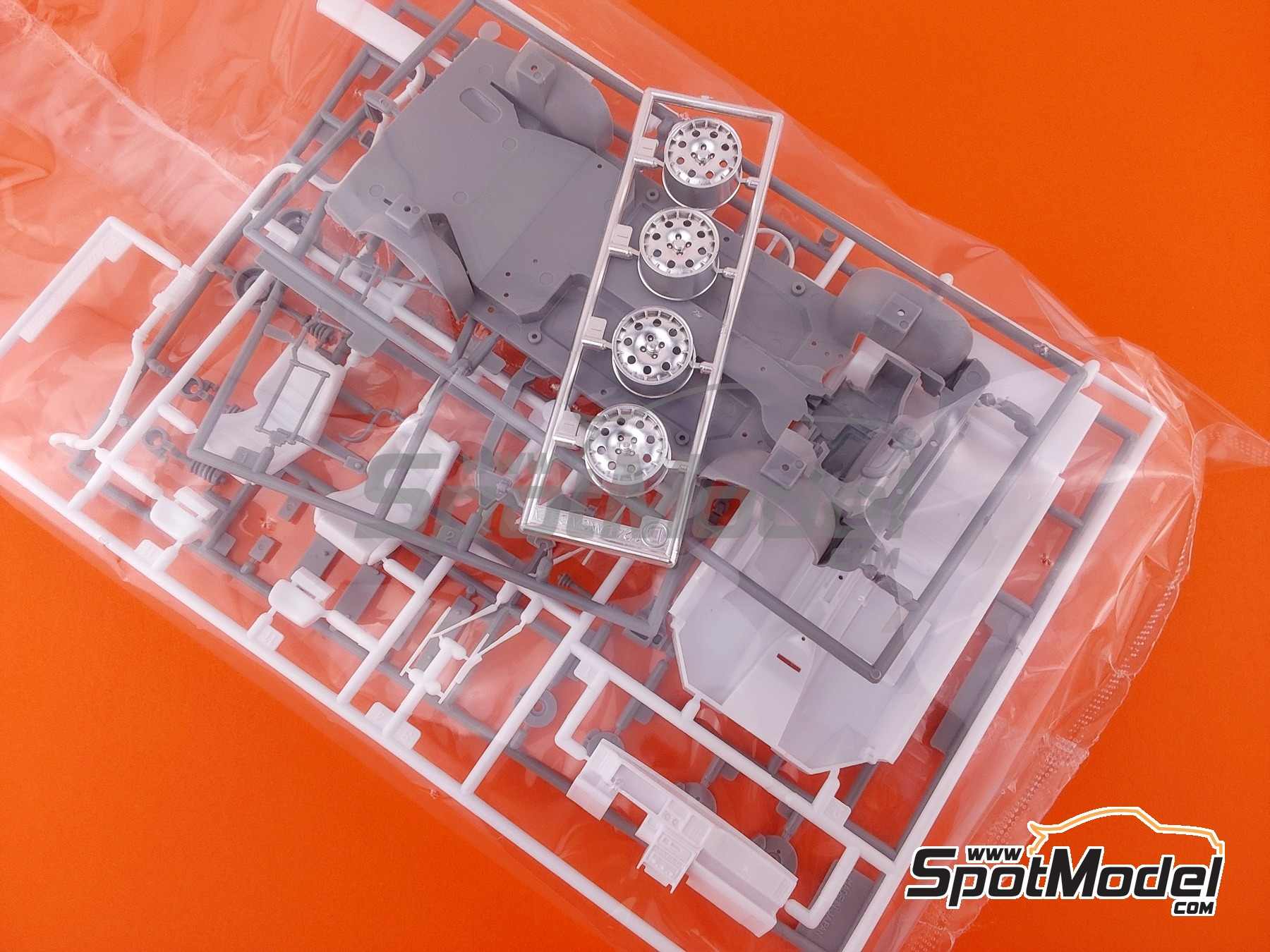 Image 9: Lancia Delta HF Integrale 16V | Car scale model kit in 1/24 scale manufactured by Hasegawa (ref. 20710, also 4967834207103)