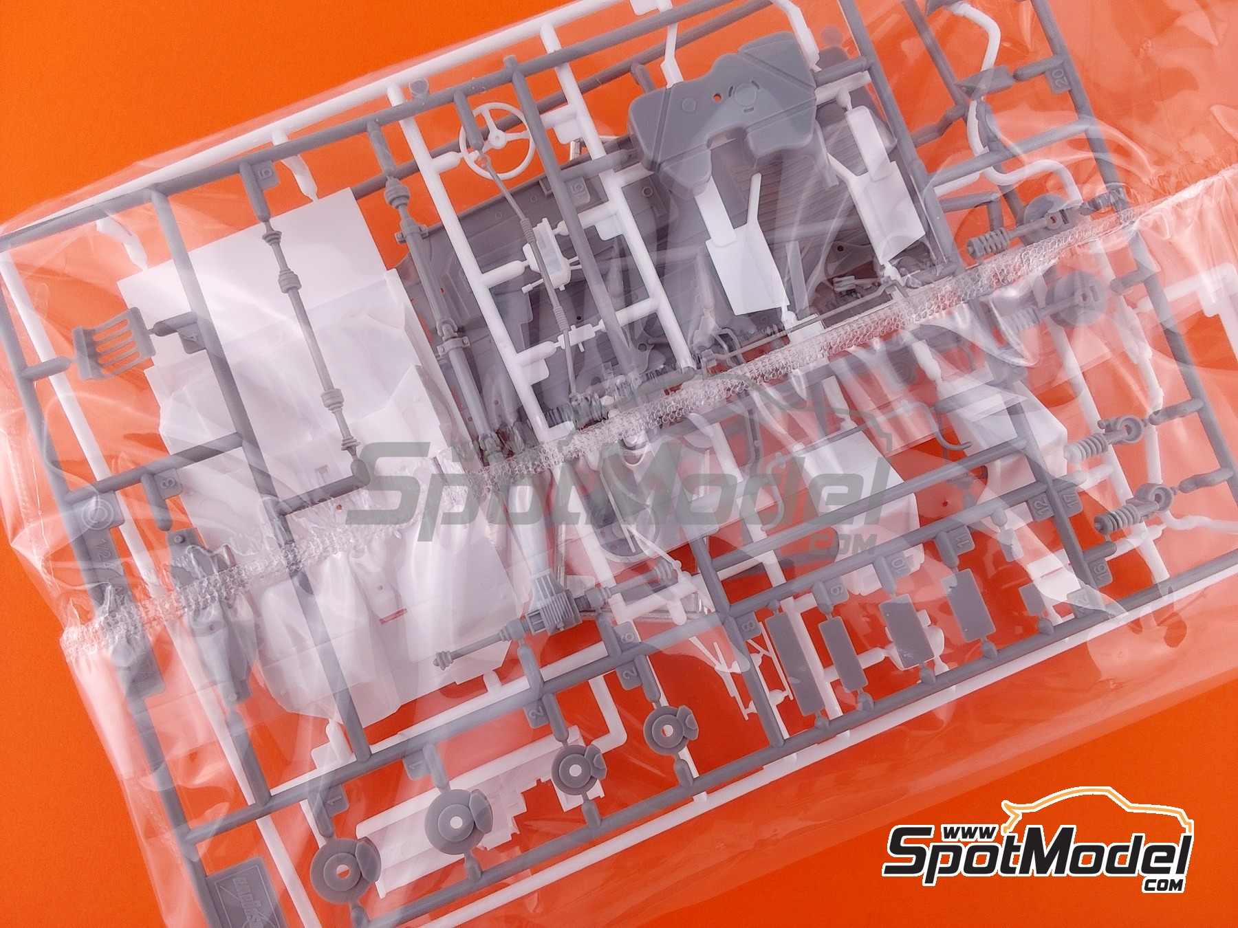 Image 10: Lancia Delta HF Integrale 16V | Car scale model kit in 1/24 scale manufactured by Hasegawa (ref. 20710, also 4967834207103)