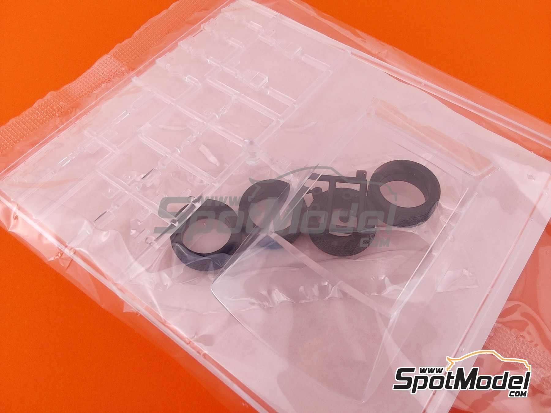 Image 12: Lancia Delta HF Integrale 16V | Car scale model kit in 1/24 scale manufactured by Hasegawa (ref. 20710, also 4967834207103)