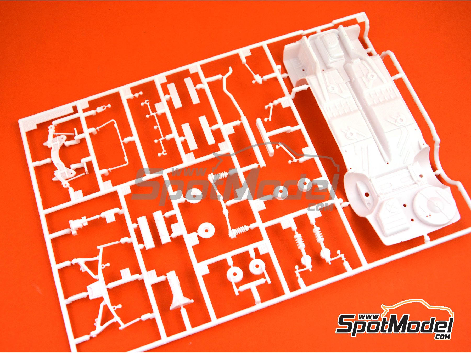 Image 2: BMW 2002 tii -  1971 | Car scale model kit in 1/24 scale manufactured by Hasegawa (ref.&nbsp;21123, also 4967834211230 and HC-23)