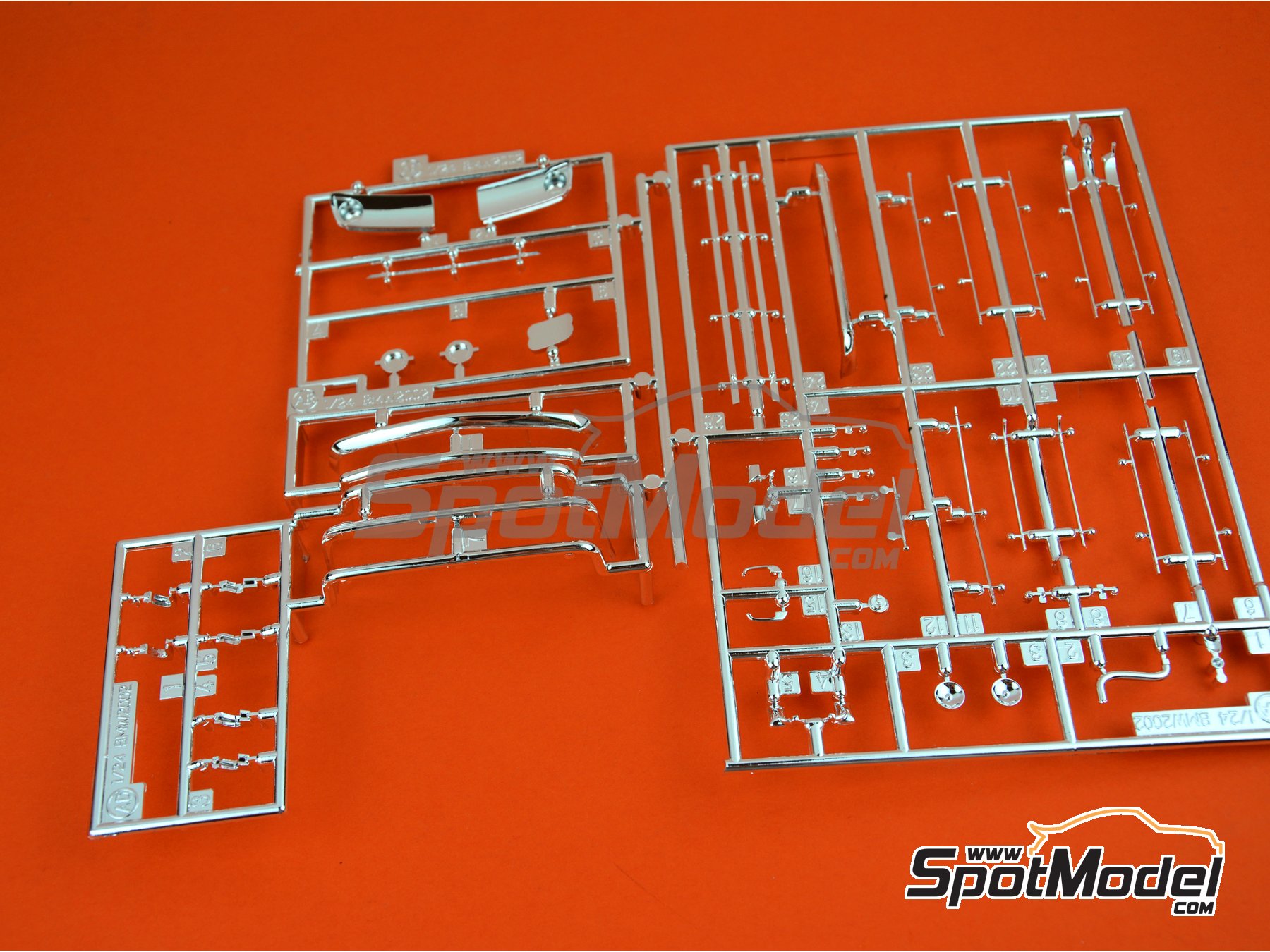 Image 15: BMW 2002 tii -  1971 | Car scale model kit in 1/24 scale manufactured by Hasegawa (ref.&nbsp;21123, also 4967834211230 and HC-23)