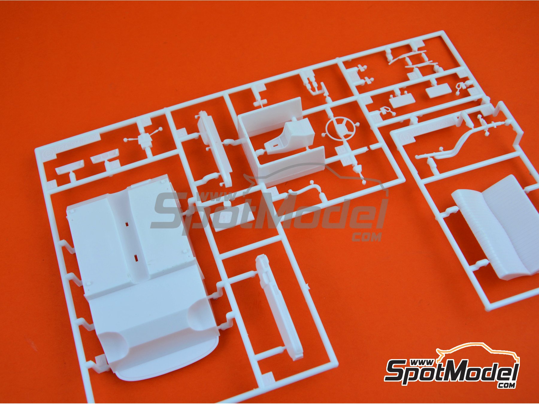 Image 17: BMW 2002 tii -  1971 | Car scale model kit in 1/24 scale manufactured by Hasegawa (ref.&nbsp;21123, also 4967834211230 and HC-23)