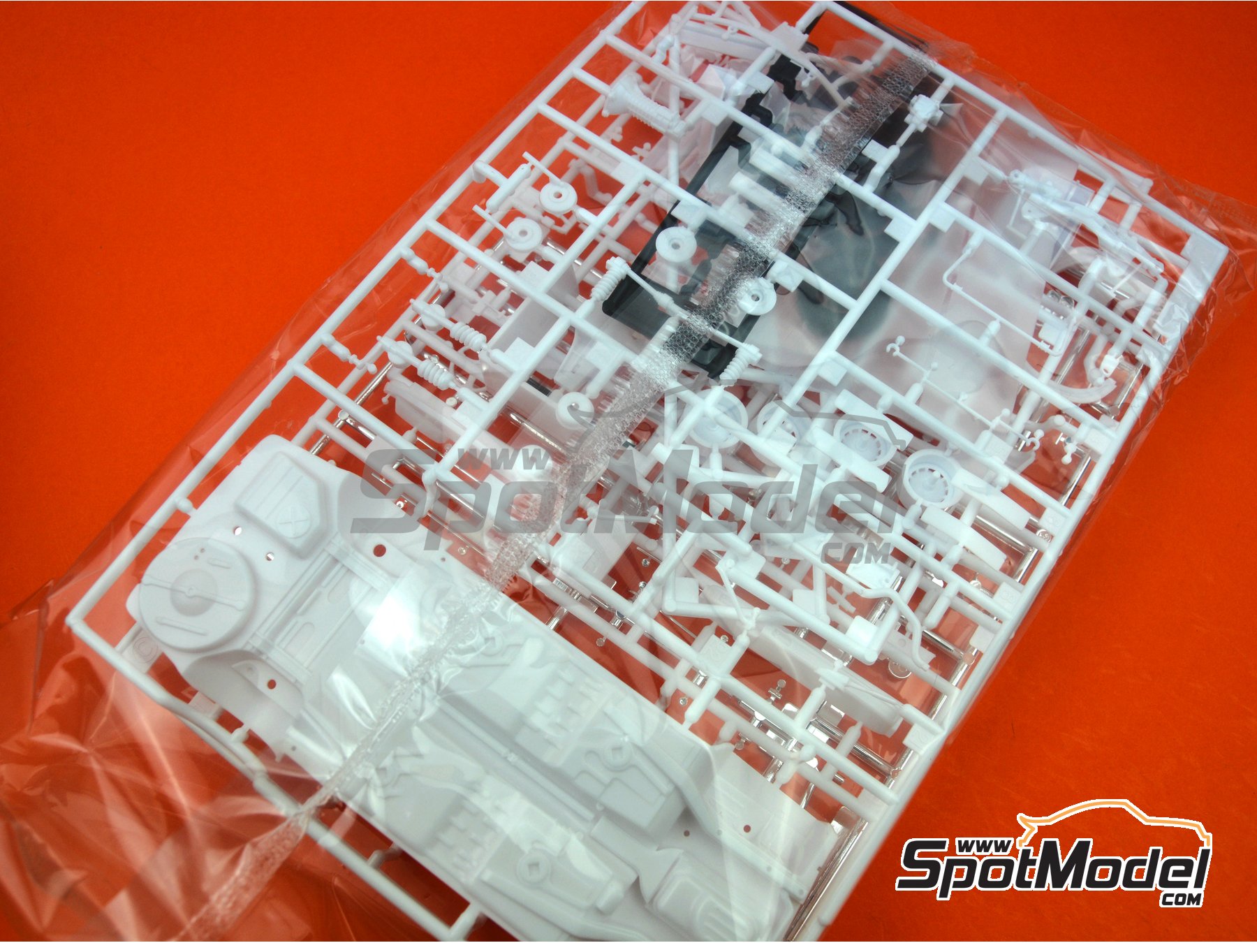 Image 8: BMW 2002 Turbo | Model car kit in 1/24 scale manufactured by Hasegawa (ref.&nbsp;21124, also HC-24)