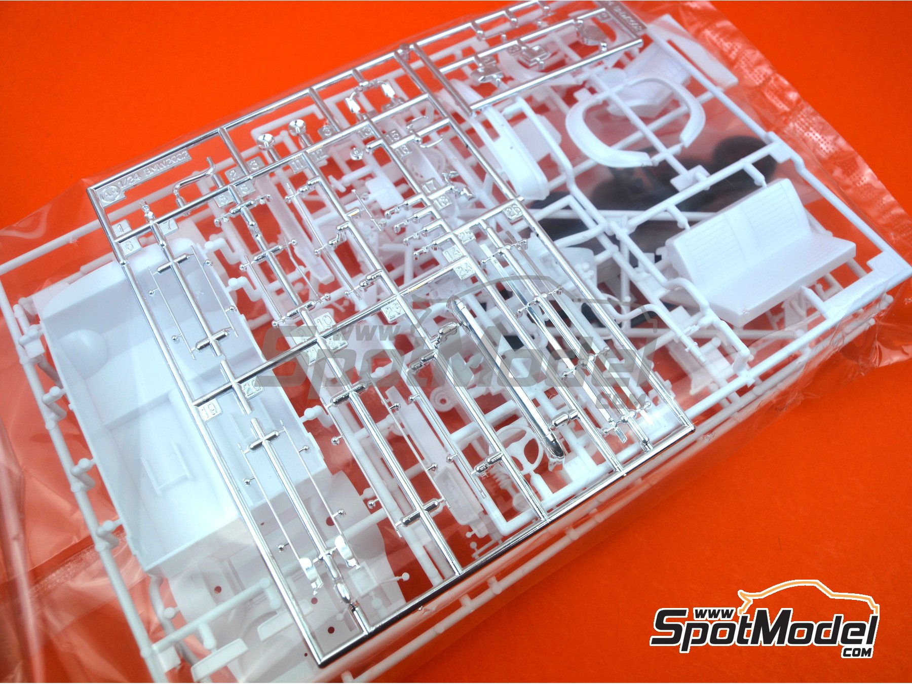 Image 9: BMW 2002 Turbo | Model car kit in 1/24 scale manufactured by Hasegawa (ref.&nbsp;21124, also HC-24)