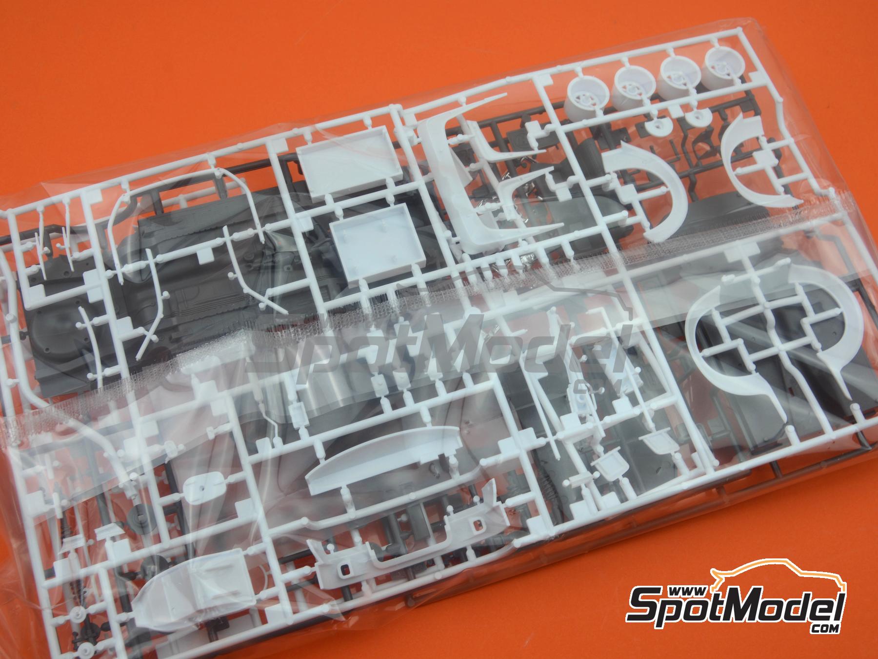 Image 11: Mazda Savanna RX-7 SA22C Mazda Technical Center Team - 24 Hours of Daytona 1979 | Car scale model kit in 1/24 scale manufactured by Hasegawa (ref.&nbsp;21146, also 4967834211469 and HC46)