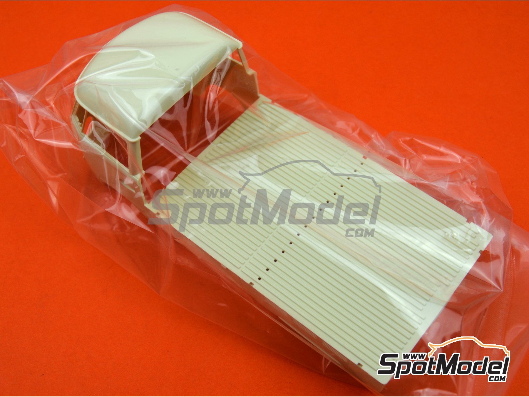 Image 2: Volkswagen Transporter T2 Pick-Up Truck -  1967 | Van scale model kit in 1/24 scale manufactured by Hasegawa (ref. 21211, also 4967834211117, HC-11, HAS21211, HC11 and HSG21211)