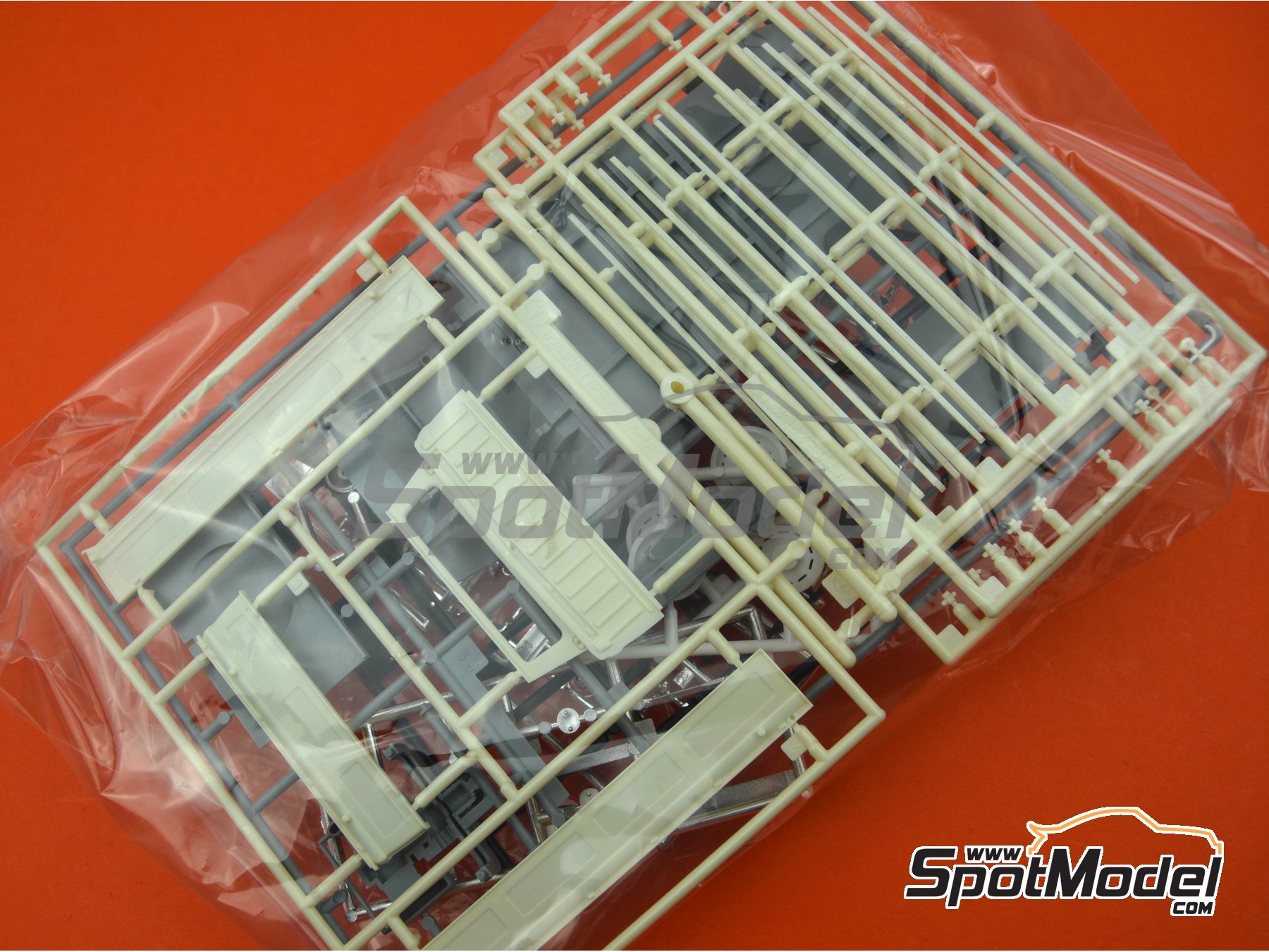 Image 5: Volkswagen Transporter T2 Pick-Up Truck -  1967 | Van scale model kit in 1/24 scale manufactured by Hasegawa (ref. 21211, also 4967834211117, HC-11, HAS21211, HC11 and HSG21211)