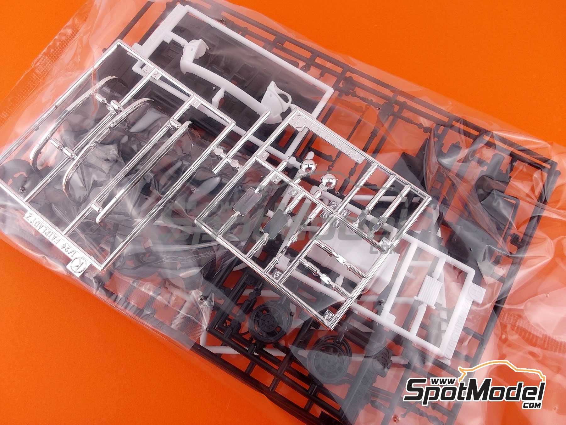 Image 12: Nissan Fairlady Z432R -  1970 | Car scale model kit in 1/24 scale manufactured by Hasegawa (ref.&nbsp;21218, also 4967834211186 and HC-18)