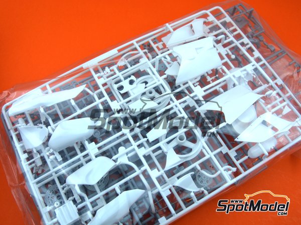 Image 3: Yamaha YZR500 0W98 Roberts Team sponsored by Lucky Strike - Motorcycle World Championship 1988 | Motorbike scale model kit in 1/12 scale manufactured by Hasegawa (ref.&nbsp;21707, also 4967834217072)