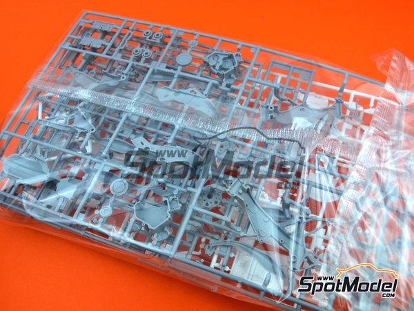 Image 4: Yamaha YZR500 0W98 Roberts Team sponsored by Lucky Strike - Motorcycle World Championship 1988 | Motorbike scale model kit in 1/12 scale manufactured by Hasegawa (ref.&nbsp;21707, also 4967834217072)