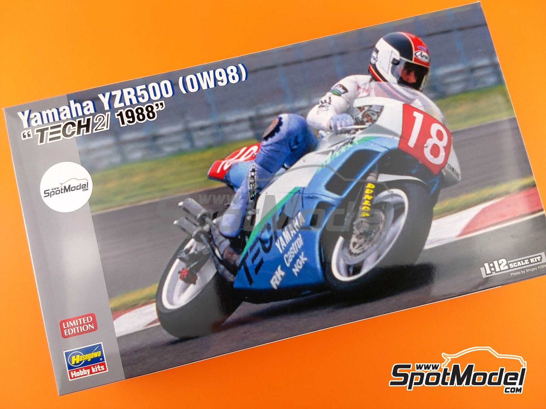 Image 2: Yamaha YZR500 0W98 sponsored by Tech21 - All Japan Road Race Championship 500cc 1988 | Motorbike scale model kit in 1/12 scale manufactured by Hasegawa (ref. 21762, also 4967834217621)