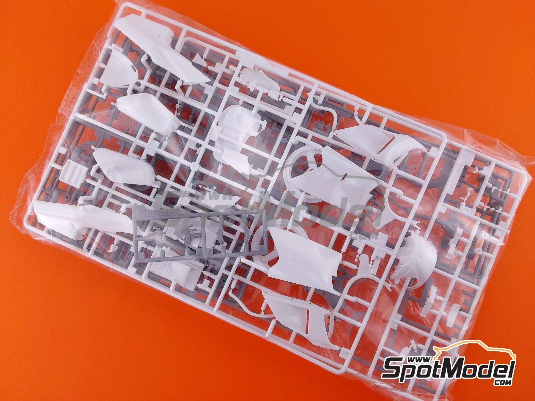 Image 11: Yamaha YZR500 0W98 sponsored by Tech21 - All Japan Road Race Championship 500cc 1988 | Motorbike scale model kit in 1/12 scale manufactured by Hasegawa (ref. 21762, also 4967834217621)