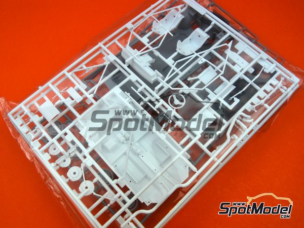 Image 2: Lancia Delta HF Integrale 16v Martini International Racing Team - Sanremo Rally 1989 | Model car kit in 1/24 scale manufactured by Hasegawa (ref.&nbsp;25208)