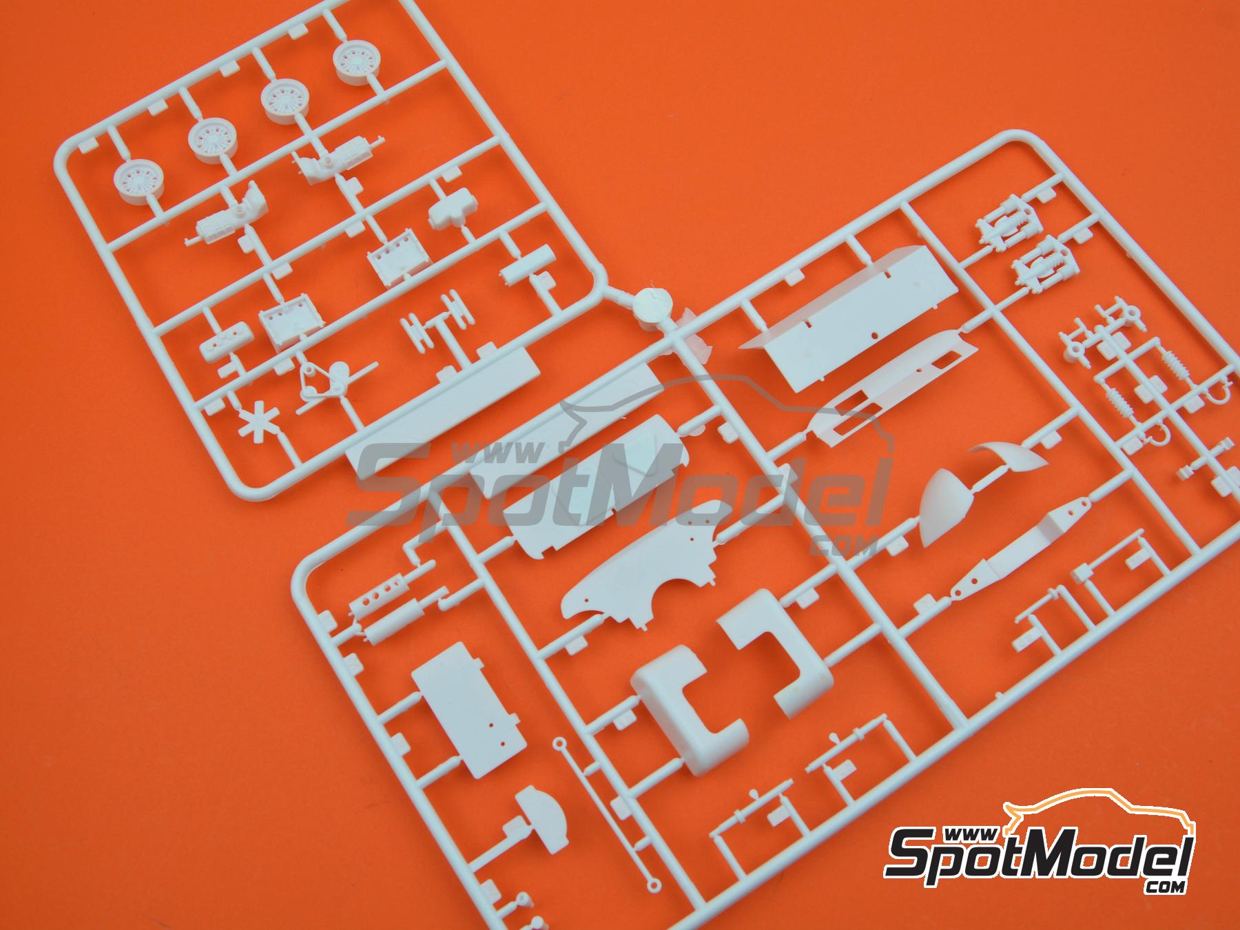 Image 6: Renault Estafette and Renault R8 Gordini Gordini Racing Team | Car scale model kit in 1/24 scale manufactured by Heller (ref.&nbsp;50328, also 3279510503289)