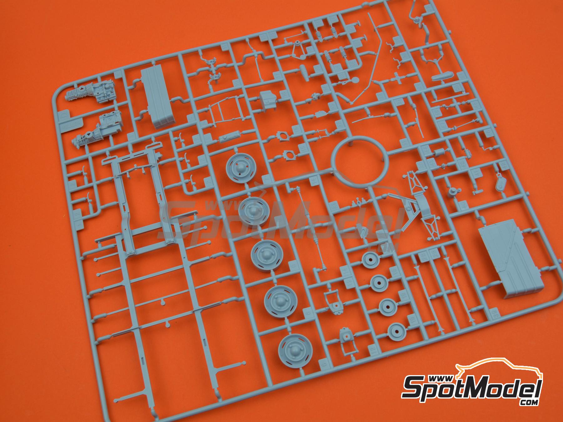 Image 10: Renault Estafette and Renault R8 Gordini Gordini Racing Team | Car scale model kit in 1/24 scale manufactured by Heller (ref.&nbsp;50328, also 3279510503289)