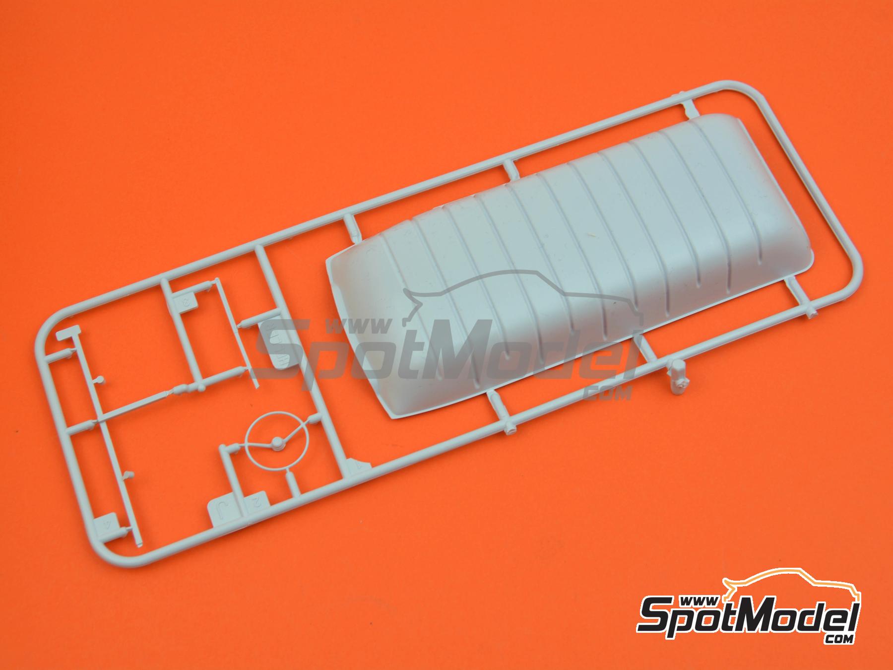 Image 11: Renault Estafette and Renault R8 Gordini Gordini Racing Team | Car scale model kit in 1/24 scale manufactured by Heller (ref.&nbsp;50328, also 3279510503289)