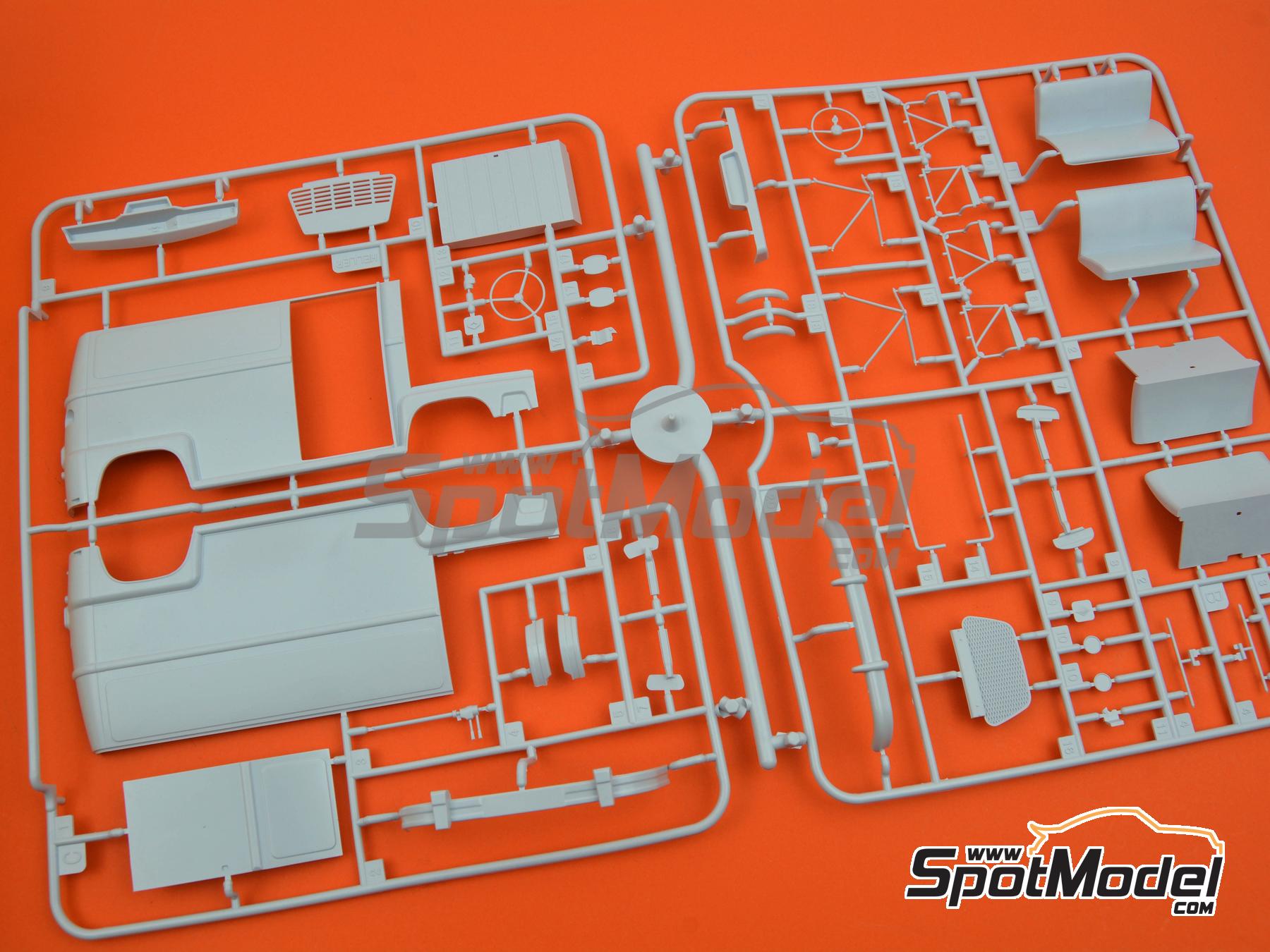 Image 14: Renault Estafette and Renault R8 Gordini Gordini Racing Team | Car scale model kit in 1/24 scale manufactured by Heller (ref.&nbsp;50328, also 3279510503289)