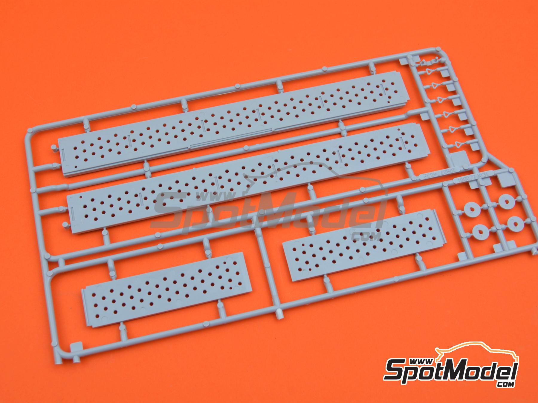 Image 15: Renault Estafette and Renault R8 Gordini Gordini Racing Team | Car scale model kit in 1/24 scale manufactured by Heller (ref.&nbsp;50328, also 3279510503289)