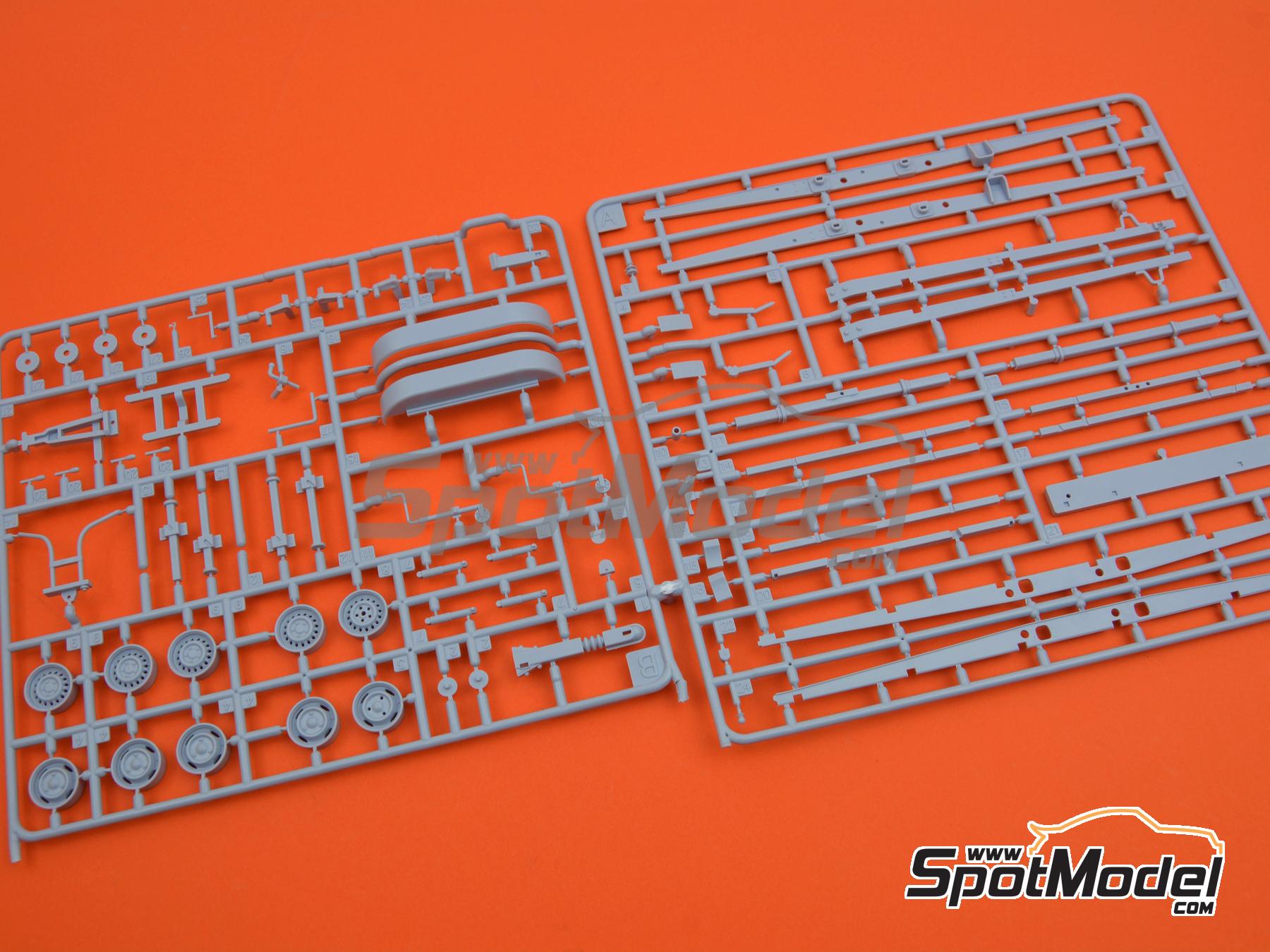 Image 16: Renault Estafette and Renault R8 Gordini Gordini Racing Team | Car scale model kit in 1/24 scale manufactured by Heller (ref.&nbsp;50328, also 3279510503289)