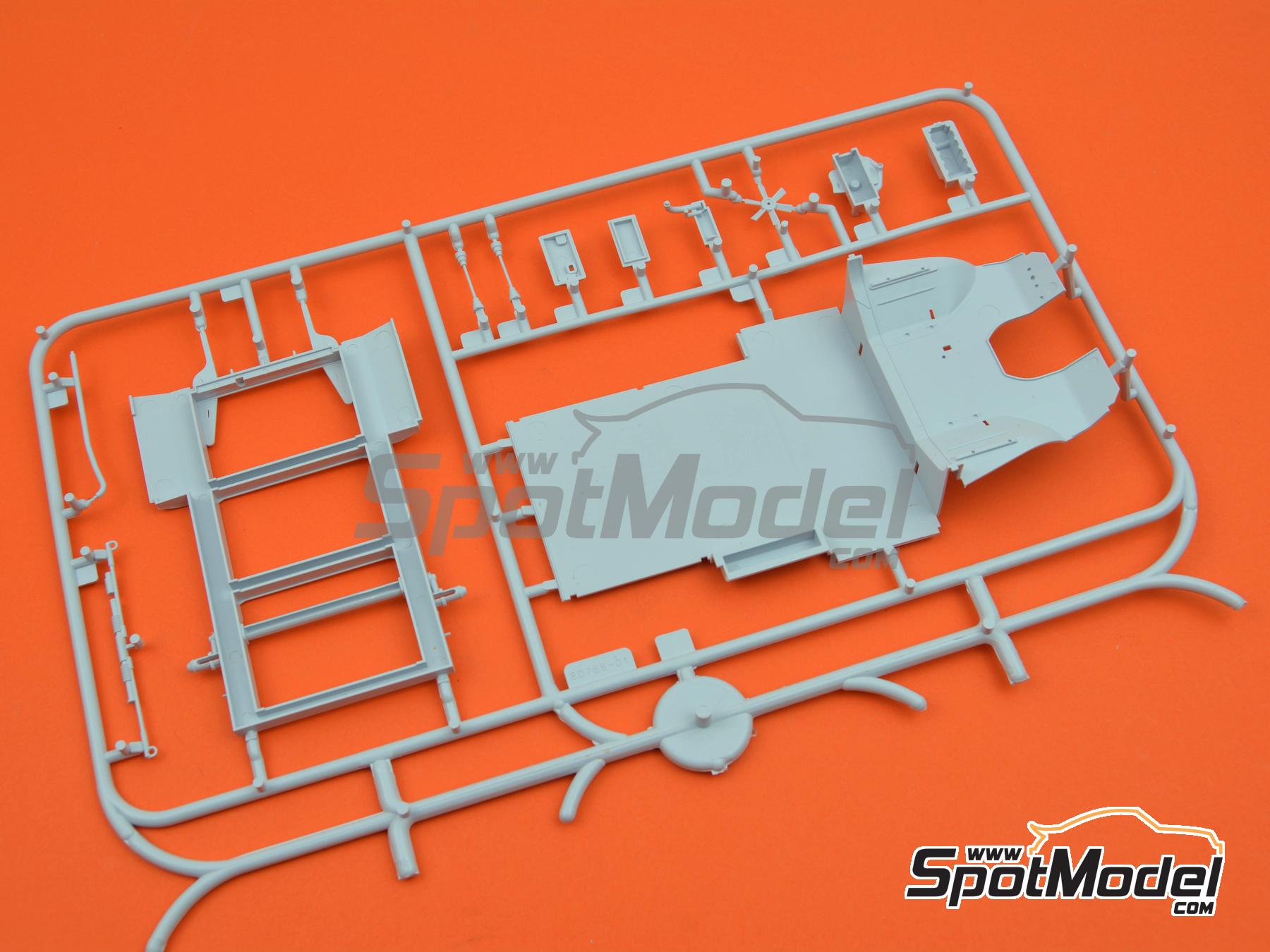 Image 7: Citroën HY and goods trailer | Van scale model kit in 1/24 scale manufactured by Heller (ref. 50331, also 3279510503319)