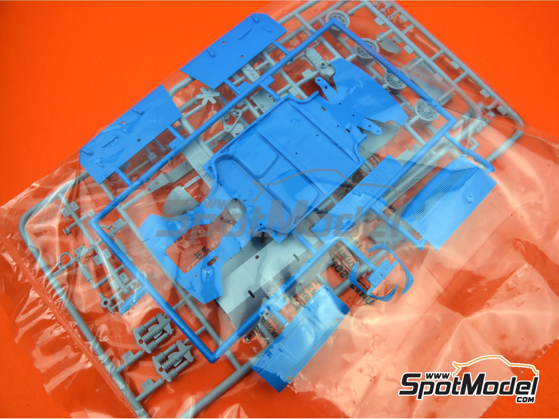 Image 8: Renault R8 Gordini - Montecarlo Rally - Rallye Automobile de Monte-Carlo, Tour de Corse 1967 | Model car kit in 1/24 scale manufactured by Heller (ref.&nbsp;80700, also L760 and HE80700)