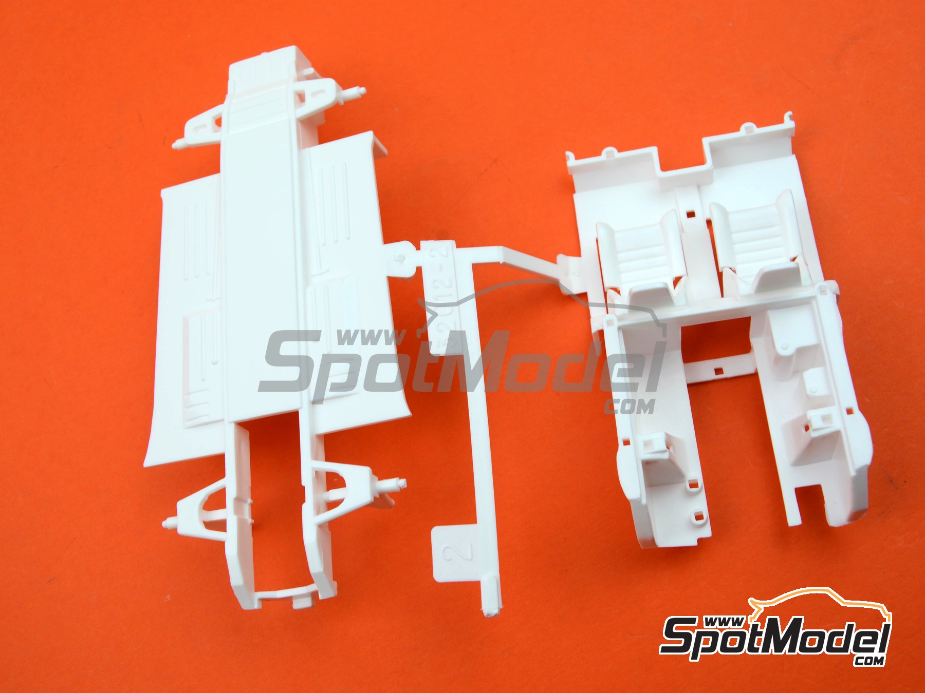 Image 5: Renault 5 Turbo Renault Sport Team sponsored by ELF - Tour de Corse Rallye de France 1982 | Car scale model kit in 1/24 scale manufactured by Heller (ref.&nbsp;80717, also 3279510807172)