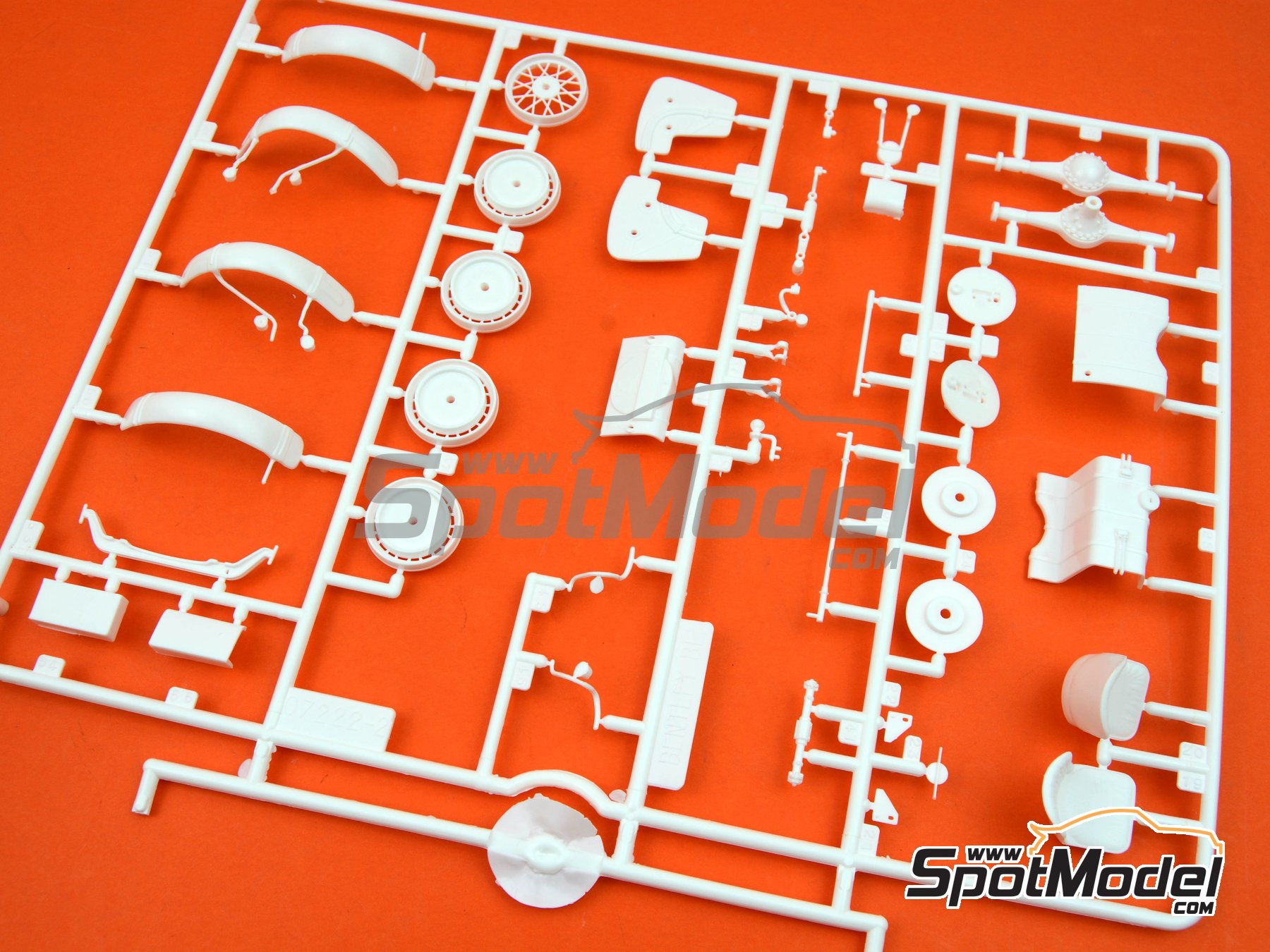 Image 3: Bentley 4.5L Blower - 24 Hours Le Mans 1930 | Car scale model kit in 1/24 scale manufactured by Heller (ref.&nbsp;80722, also 3279510807226)