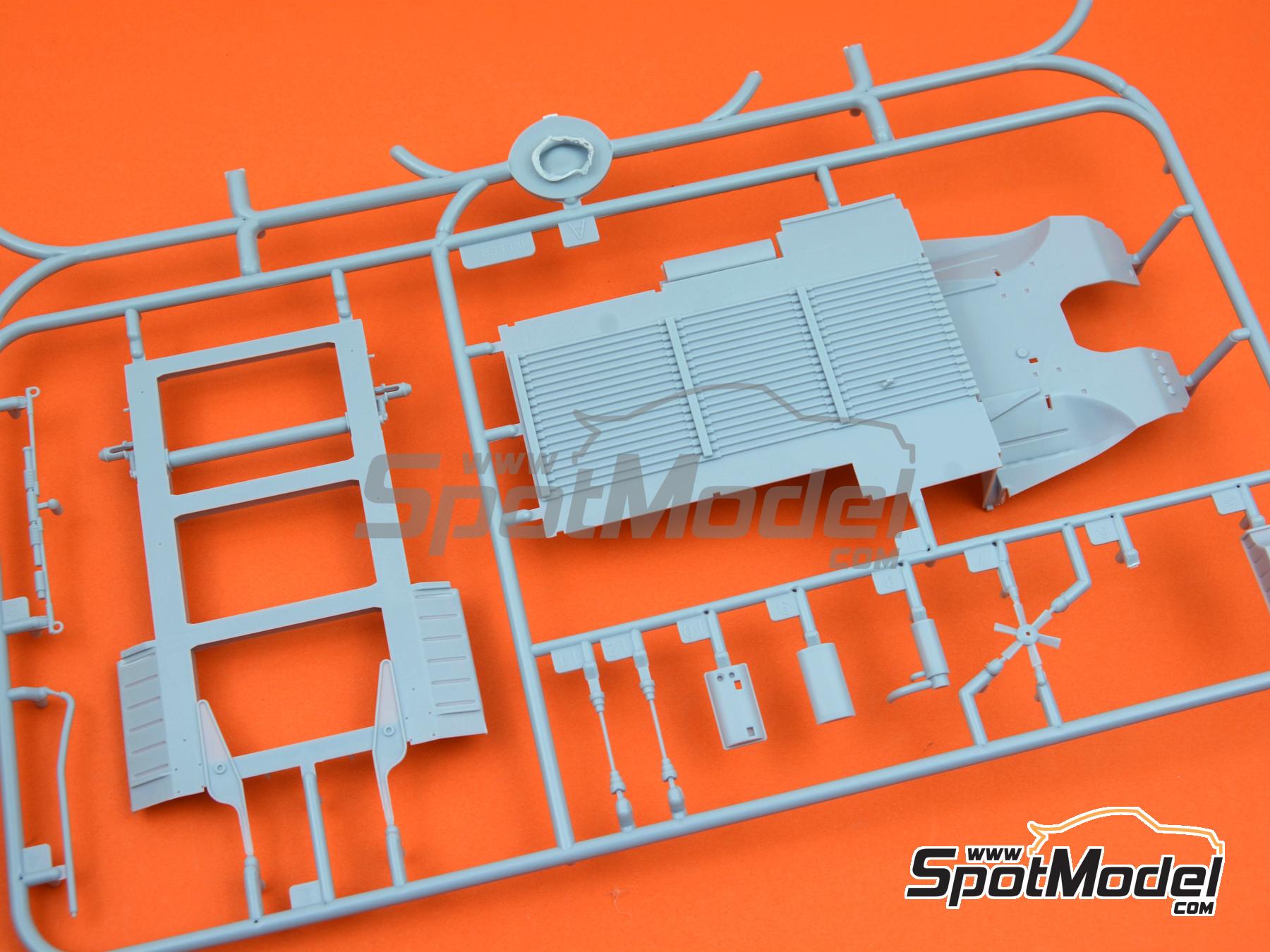 Image 4: Citro&euml;n Type HY -  1957 - 1964 | Maqueta de furgoneta en escala&nbsp;1/24 fabricado por Heller (ref.&nbsp;80744, tambien 3279510807448)