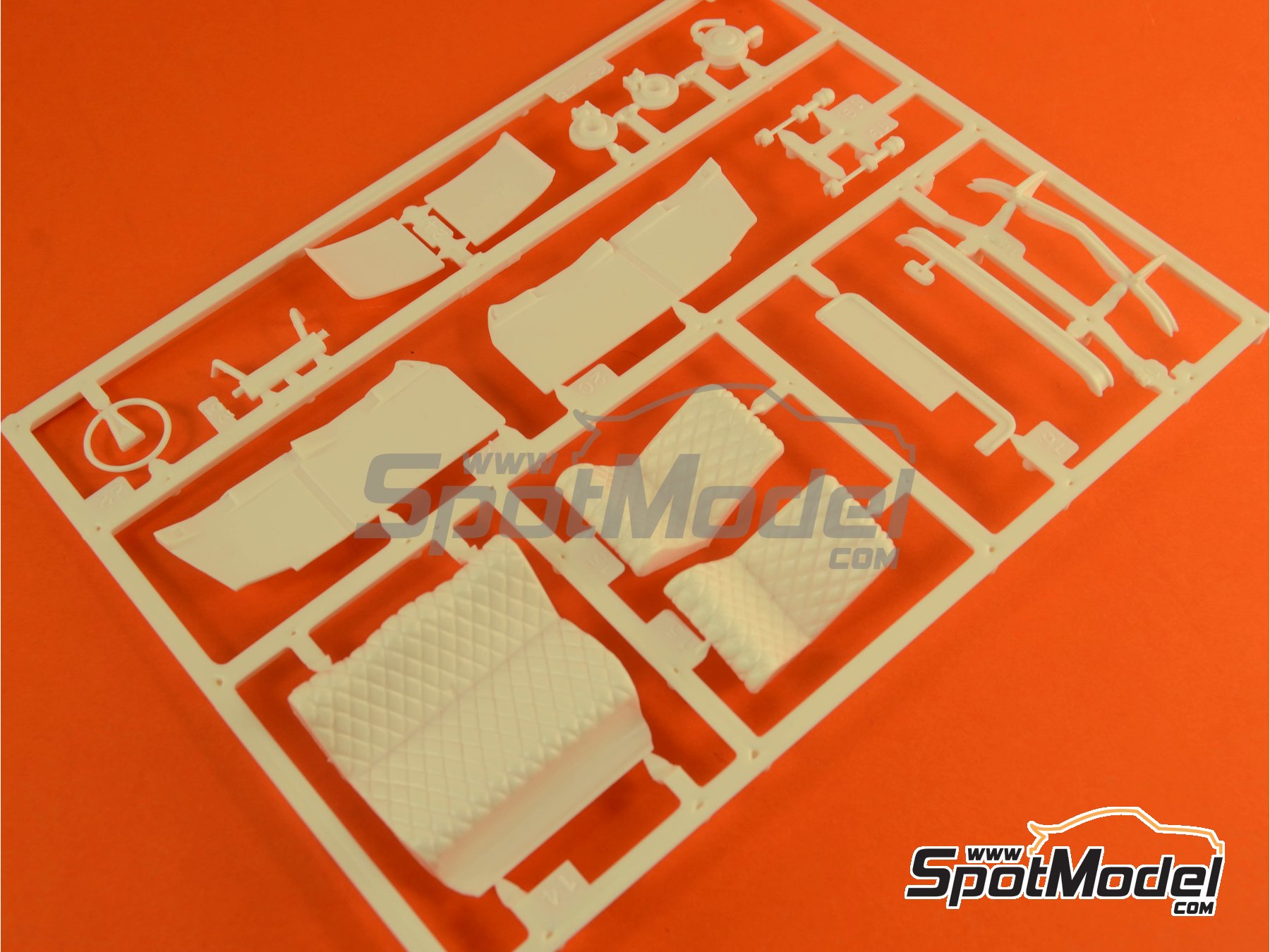 Image 1: Citroën Mehari | Maqueta de coche en escala 1/24 fabricado por Heller (ref. 80760, tambien 3279510807608)