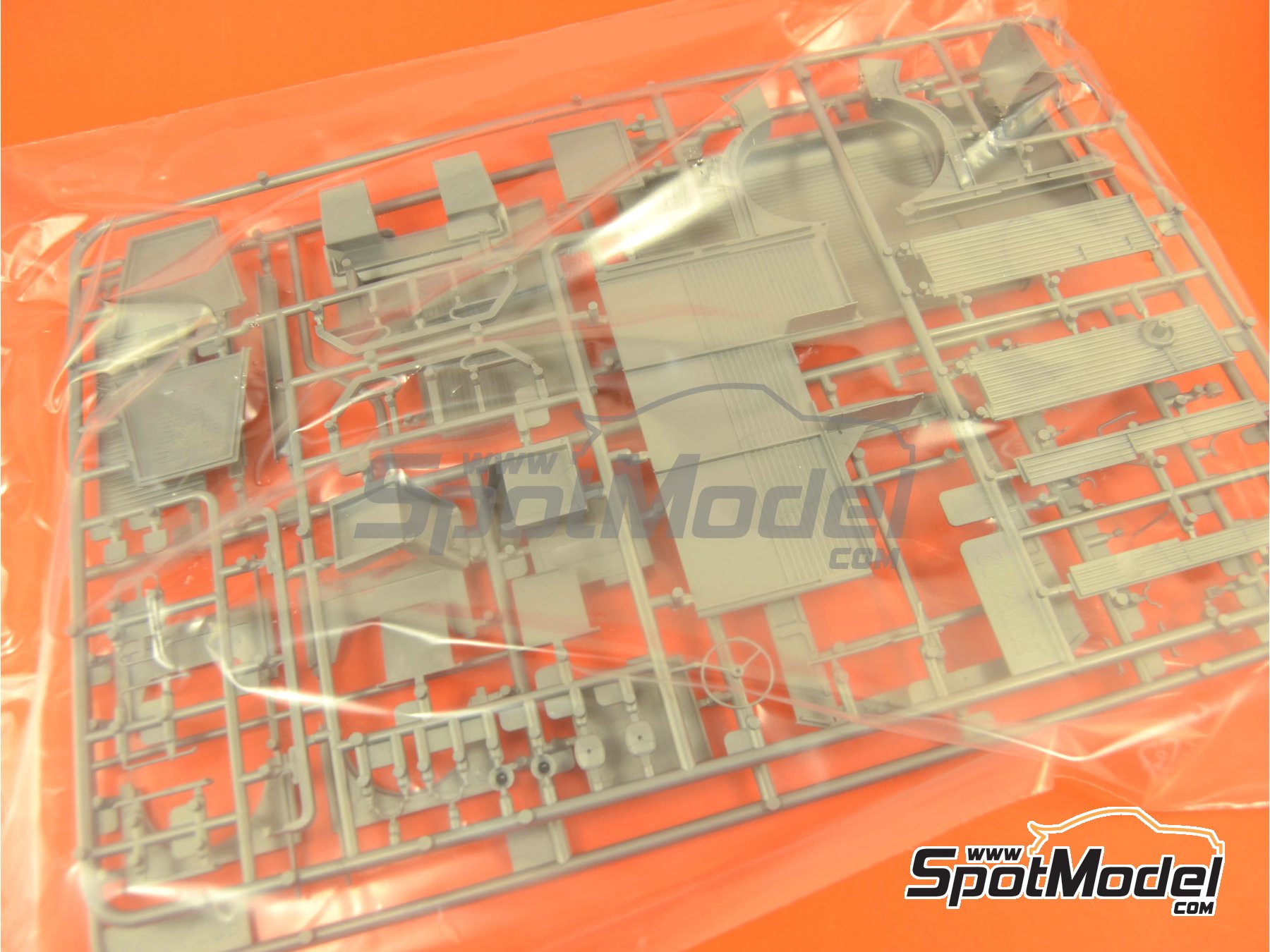 Image 1: Citro&euml;n Type H | Maqueta de furgoneta en escala&nbsp;1/24 fabricado por Heller (ref.&nbsp;80768, tambien 3279510807684)