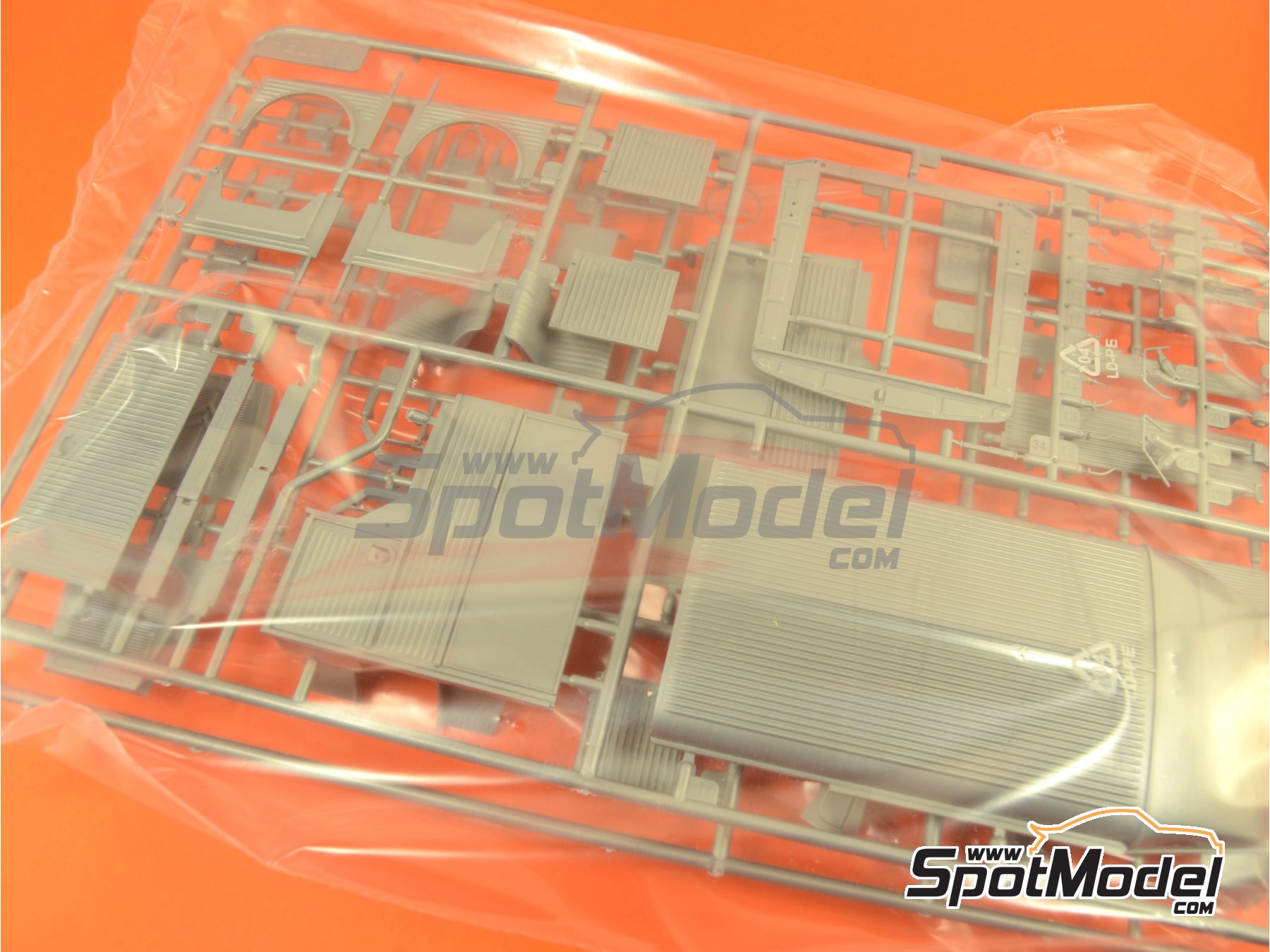 Image 2: Citro&euml;n Type H | Maqueta de furgoneta en escala&nbsp;1/24 fabricado por Heller (ref.&nbsp;80768, tambien 3279510807684)