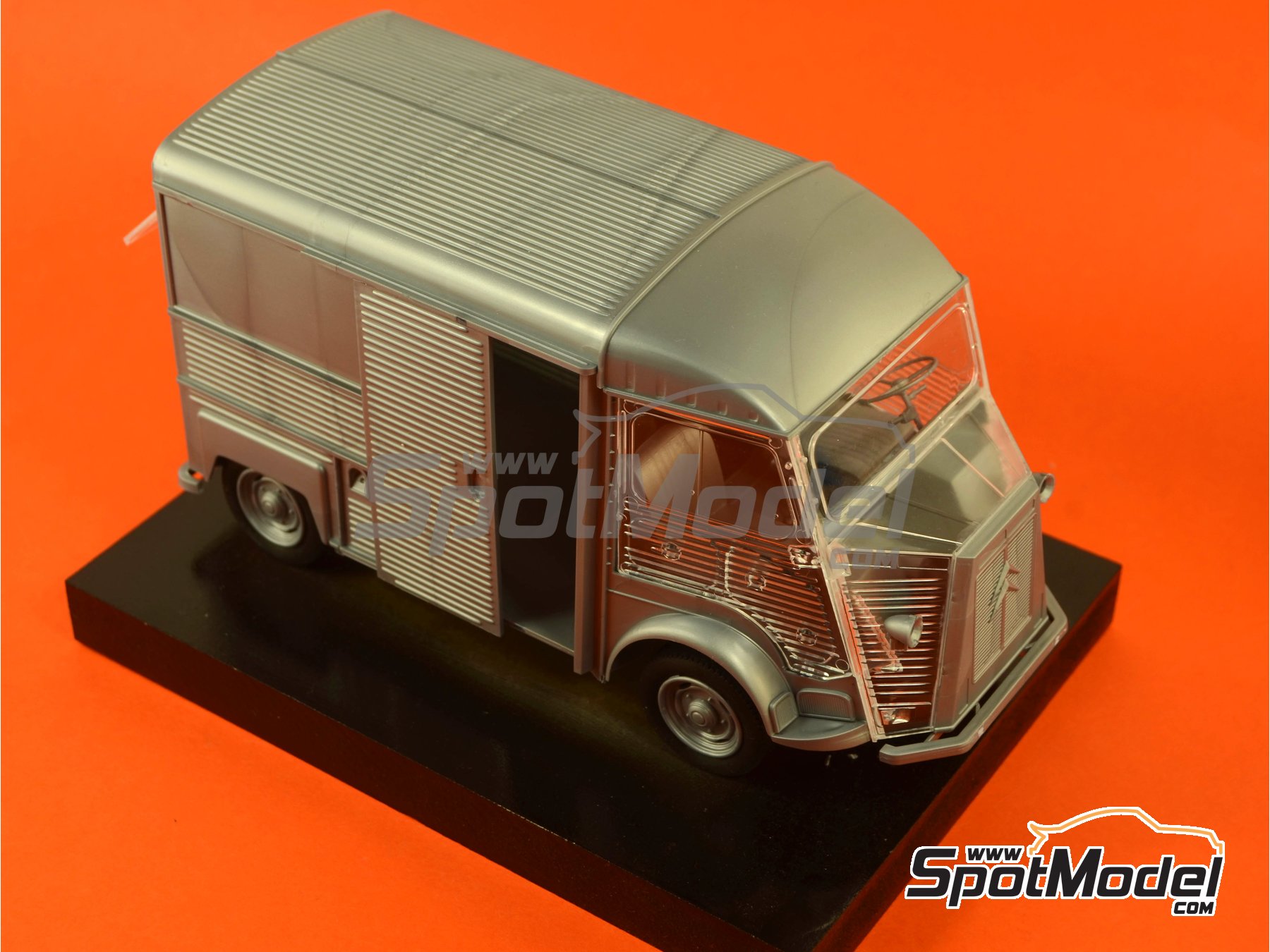 Image 17: Citro&euml;n Type H | Maqueta de furgoneta en escala&nbsp;1/24 fabricado por Heller (ref.&nbsp;80768, tambien 3279510807684)
