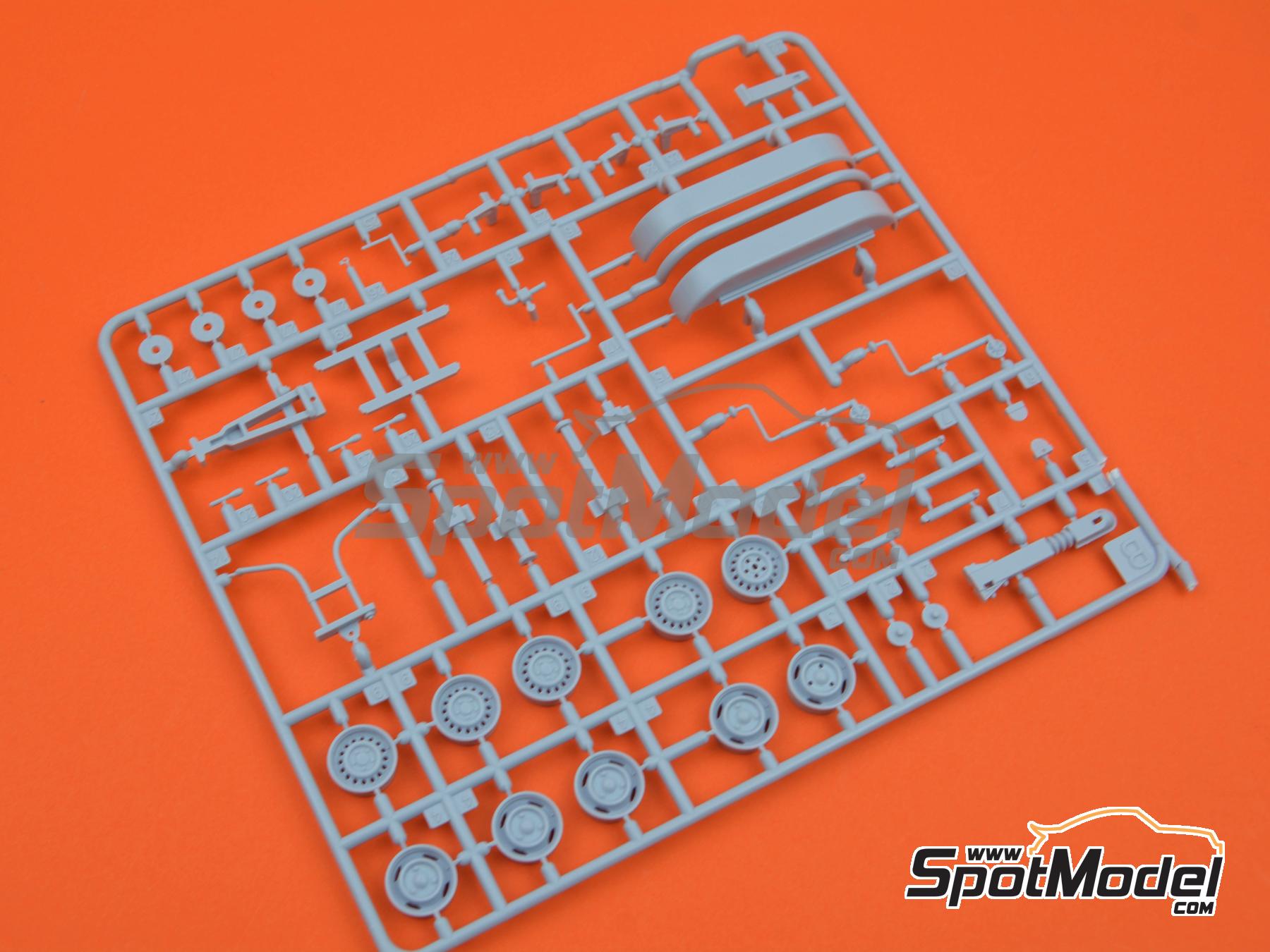 Image 5: Remolque de transporte de automóviles | Maqueta de remolque en escala 1/24 fabricado por Heller (ref. 80774, tambien 3279510807745)