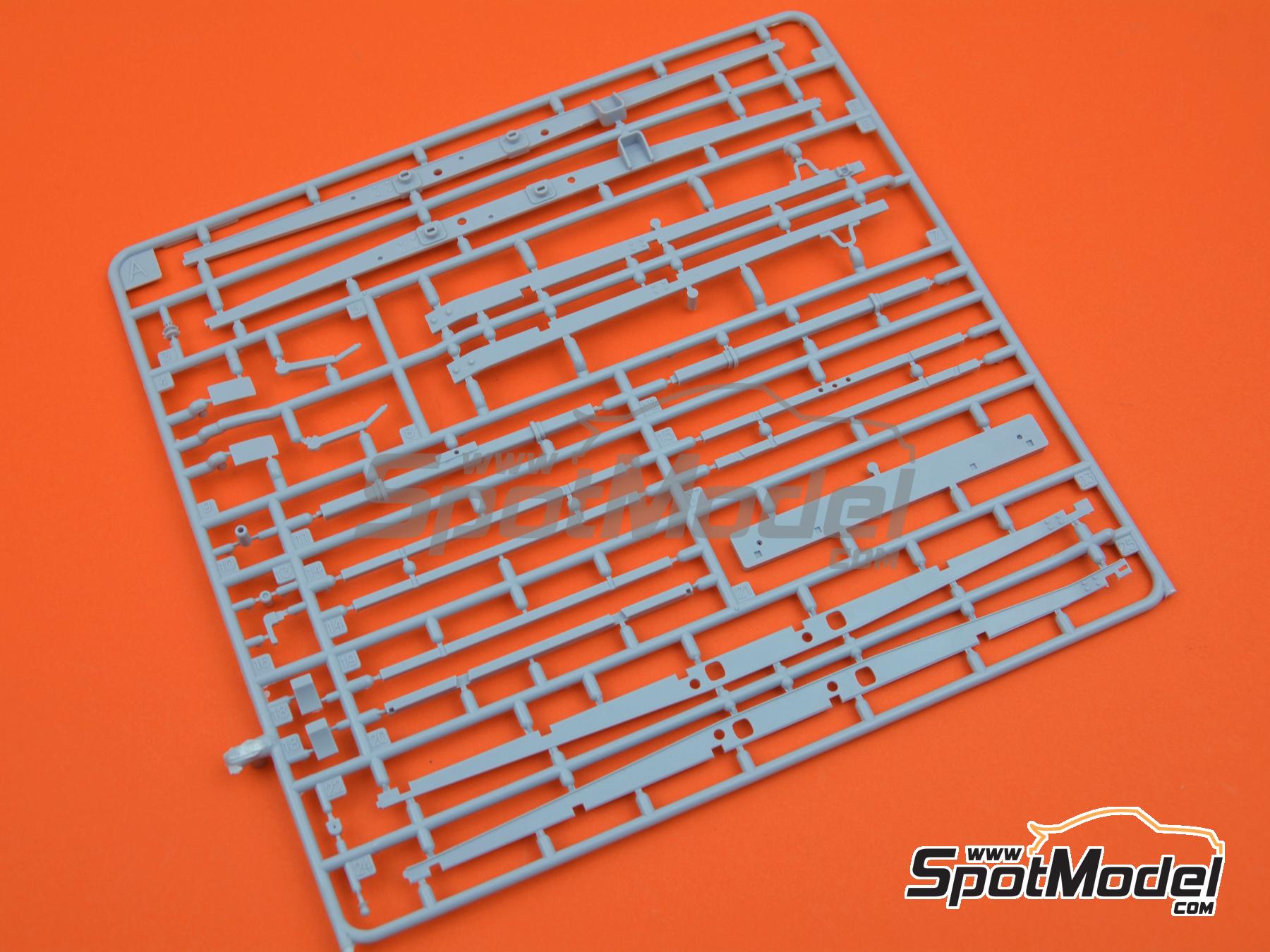 Image 6: Remolque de transporte de automóviles | Maqueta de remolque en escala 1/24 fabricado por Heller (ref. 80774, tambien 3279510807745)