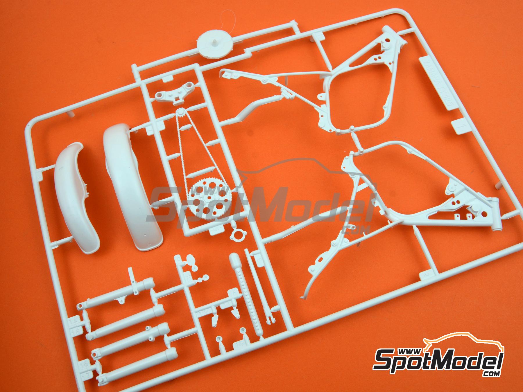 Image 7: Yamaha 125 TY | Maqueta de moto en escala&nbsp;1/8 fabricado por Heller (ref.&nbsp;80902, tambien 3279510809022)