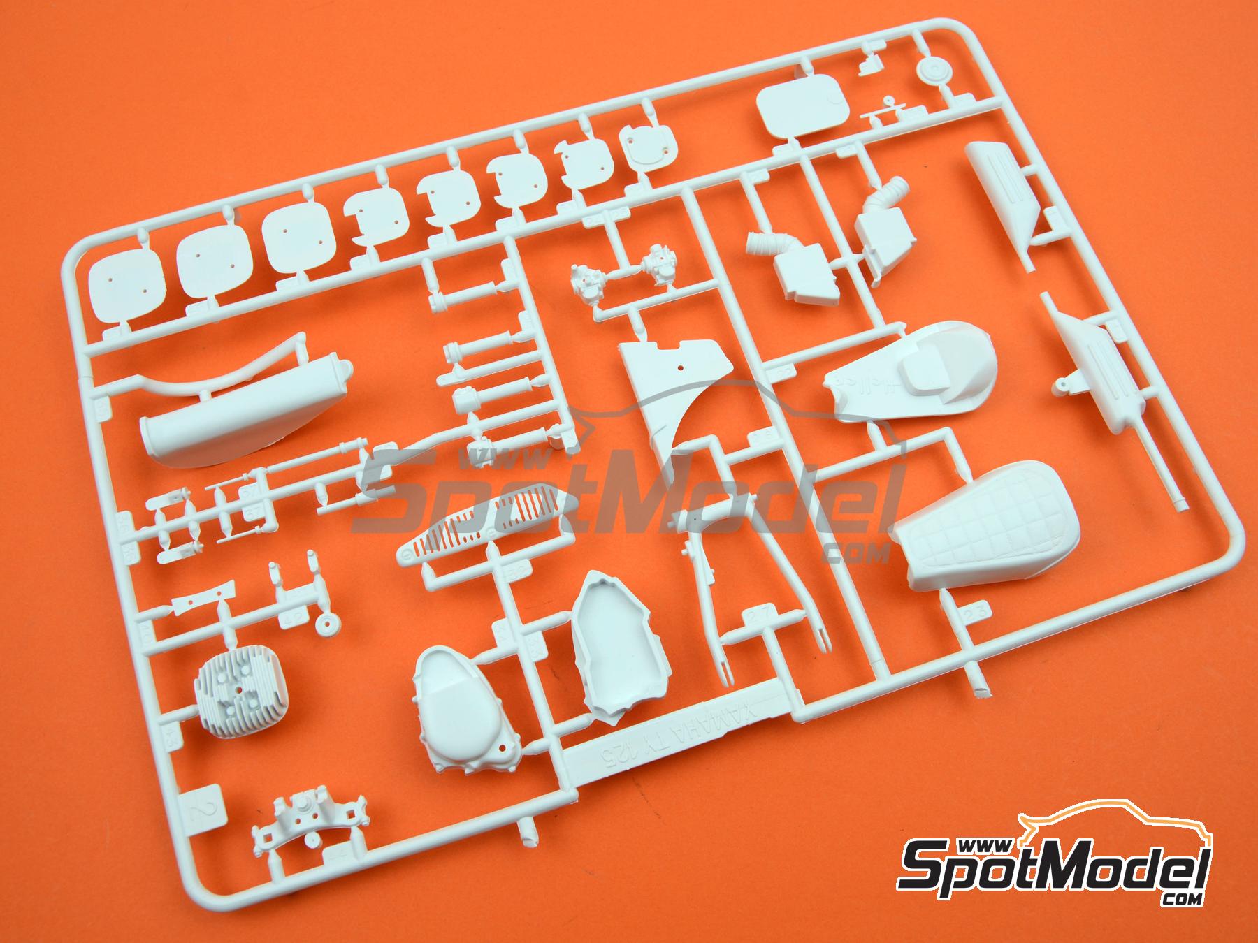 Image 8: Yamaha 125 TY | Maqueta de moto en escala&nbsp;1/8 fabricado por Heller (ref.&nbsp;80902, tambien 3279510809022)