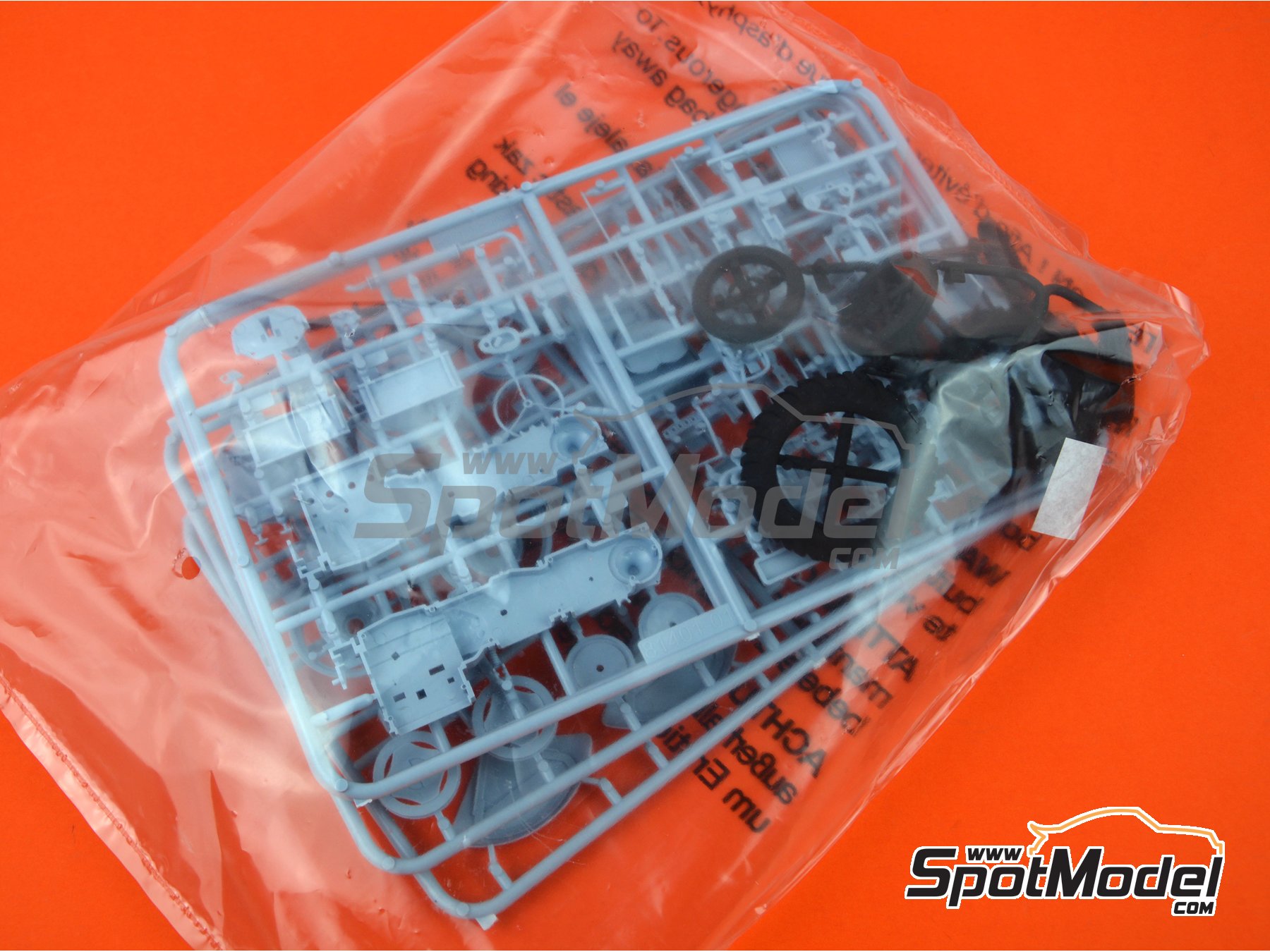 Image 4: Tractor Ferguson TE-20 "Petit Gris" | Maqueta de tractor en escala 1/24 fabricado por Heller (ref. 81401, tambien 3279510814019)